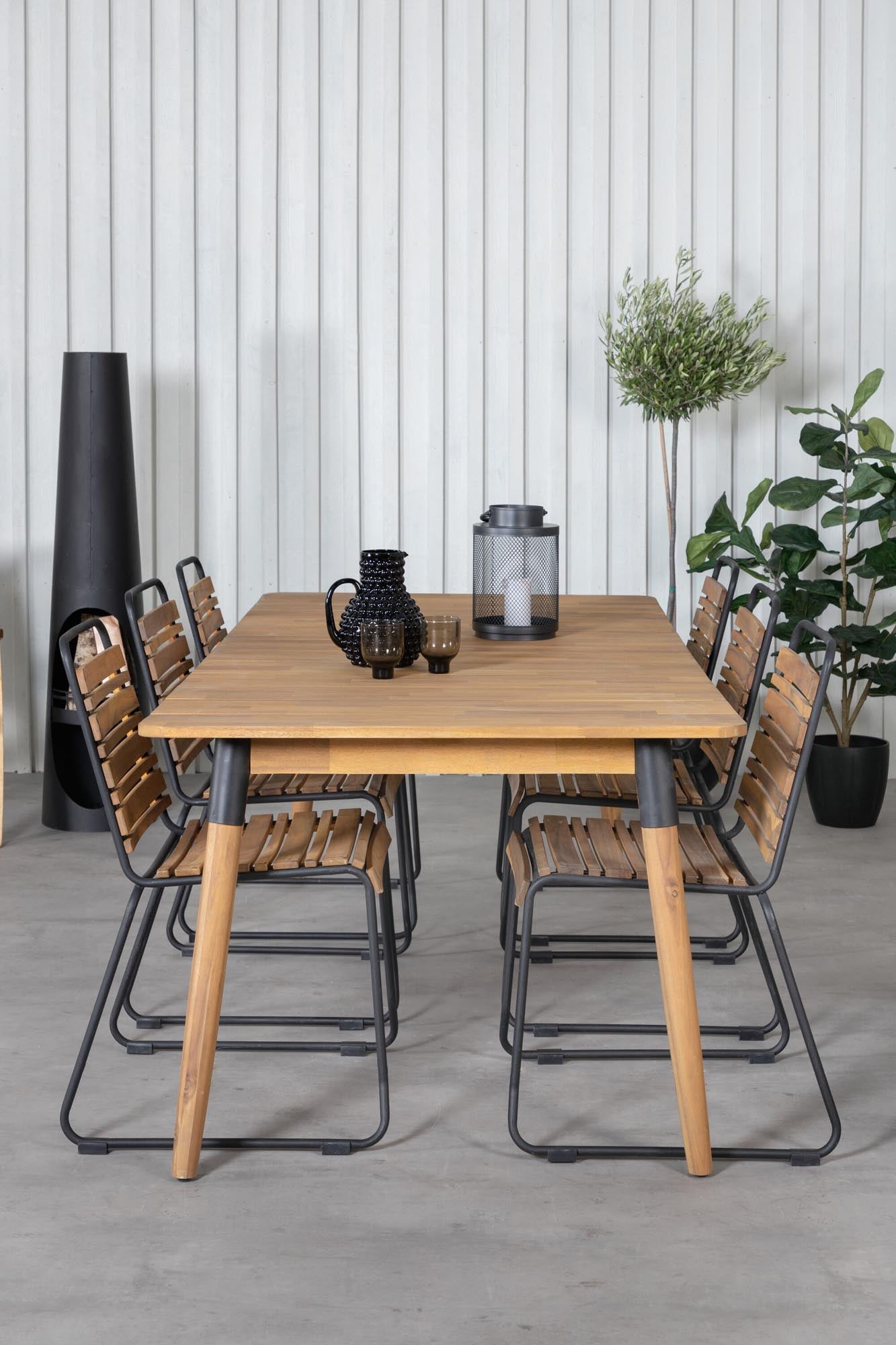 Elegantes Julian Outdoor-Tischset aus robustem Akazienholz, 210 cm, für 6 Personen. Perfekt für gesellige Abende im Freien.