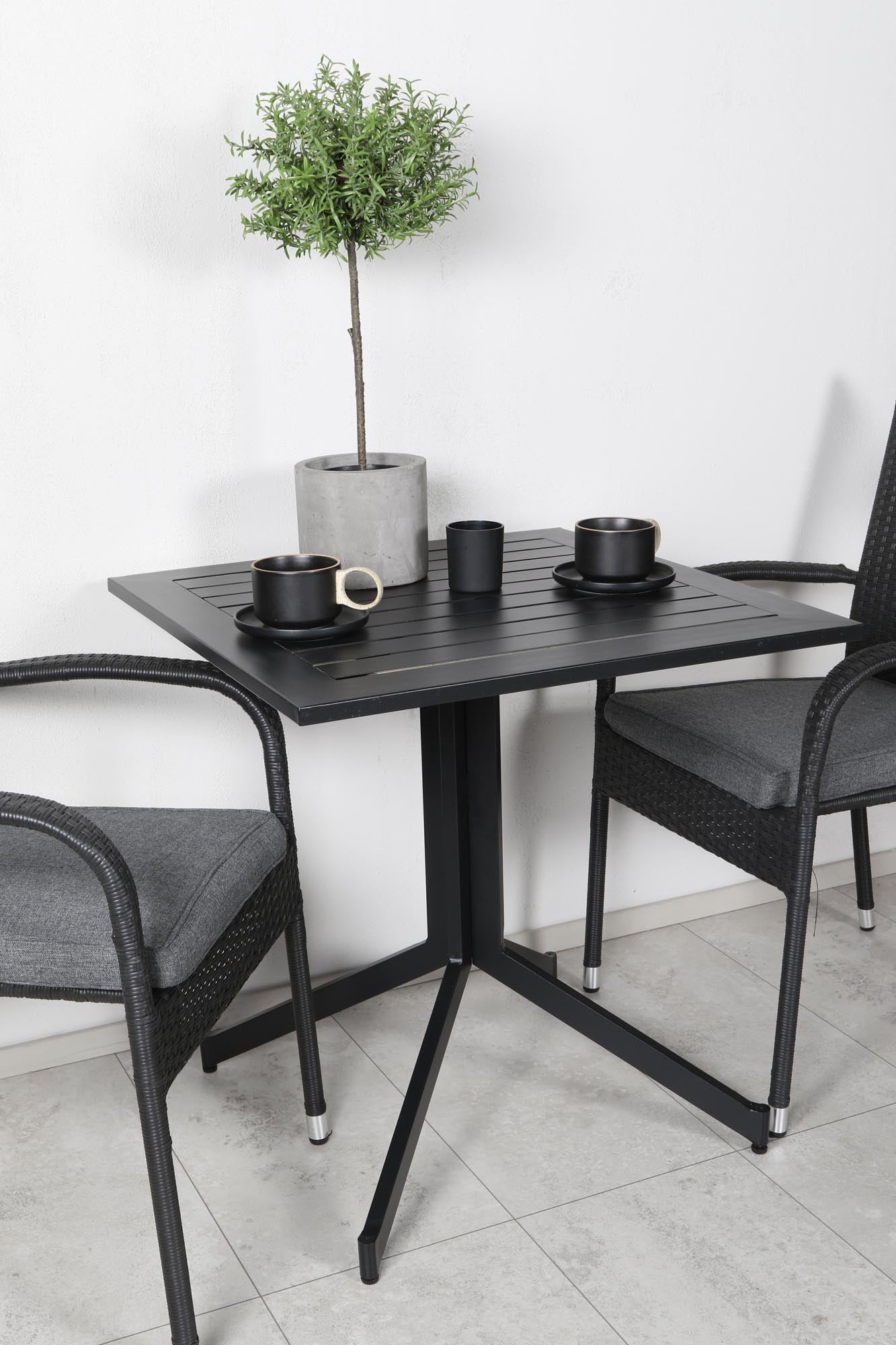 Way Outdoor-Tischset + Anna 70cm/2St. in Schwarz präsentiert im Onlineshop von KAQTU Design AG. Gartentischset ist von Venture Home