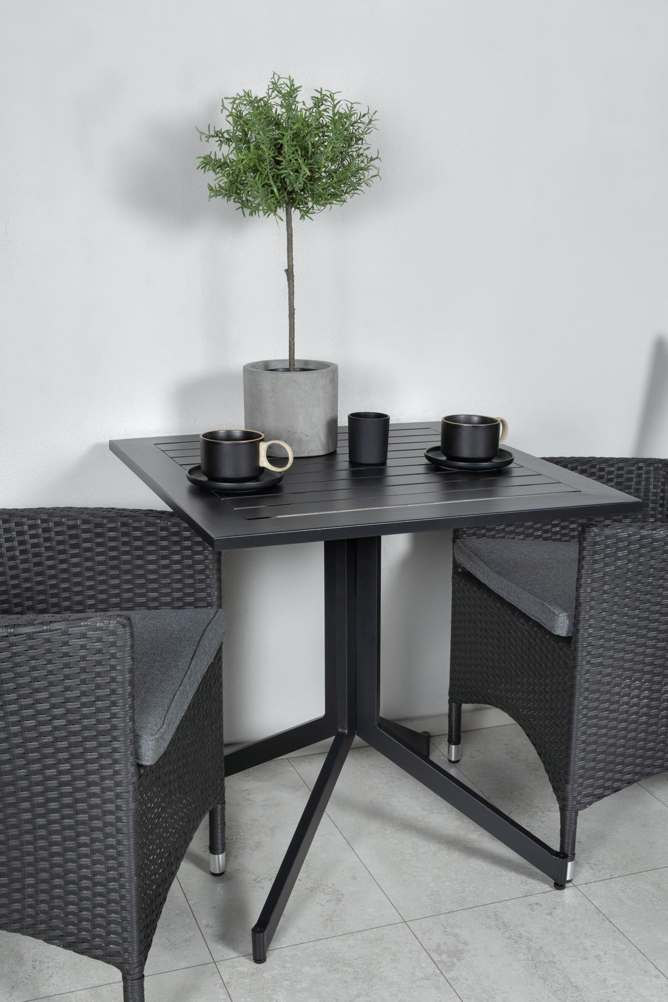 Way Outdoor-Tischset + Malin 70cm/2St. in Schwarzgrau präsentiert im Onlineshop von KAQTU Design AG. Gartentischset ist von Venture Home