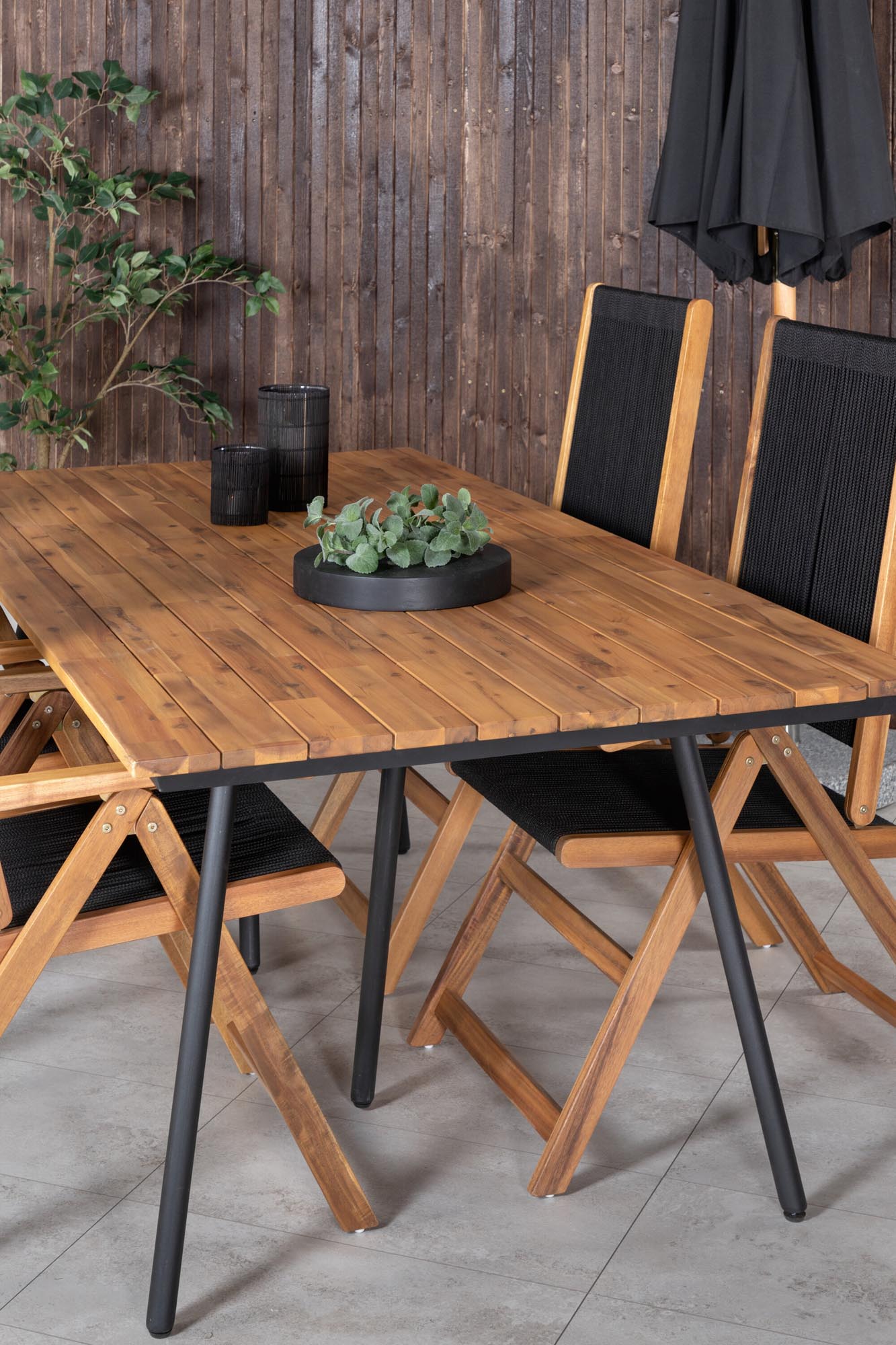 Chan Outdoor-Tischset + Little John 200cm/4St. in Schwarz, Natur präsentiert im Onlineshop von KAQTU Design AG. Gartentischset ist von Venture Home