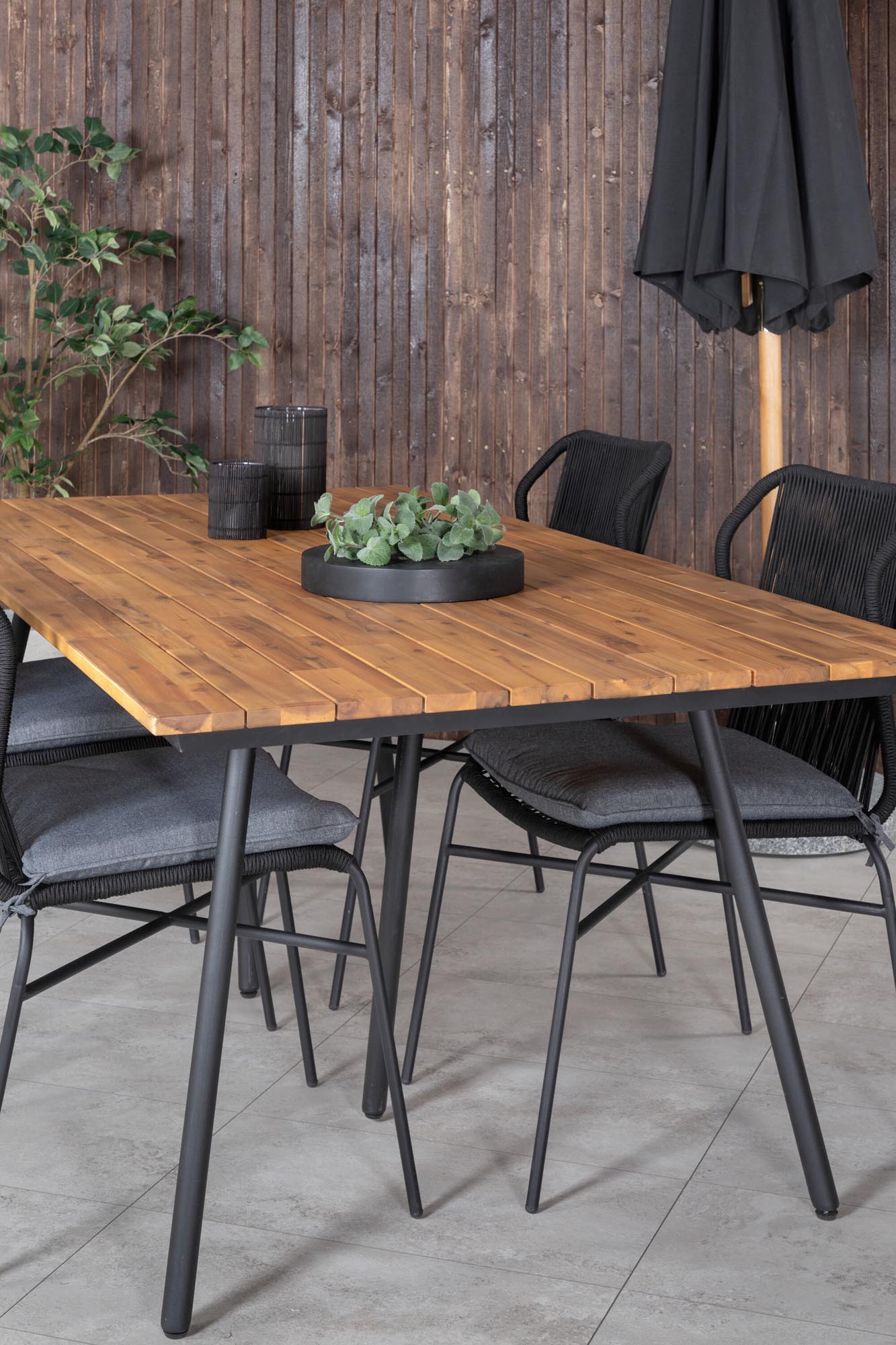 Chan Gartentisch Set in Schwarz/ Natur präsentiert im Onlineshop von KAQTU Design AG. Gartentischset ist von Venture Home