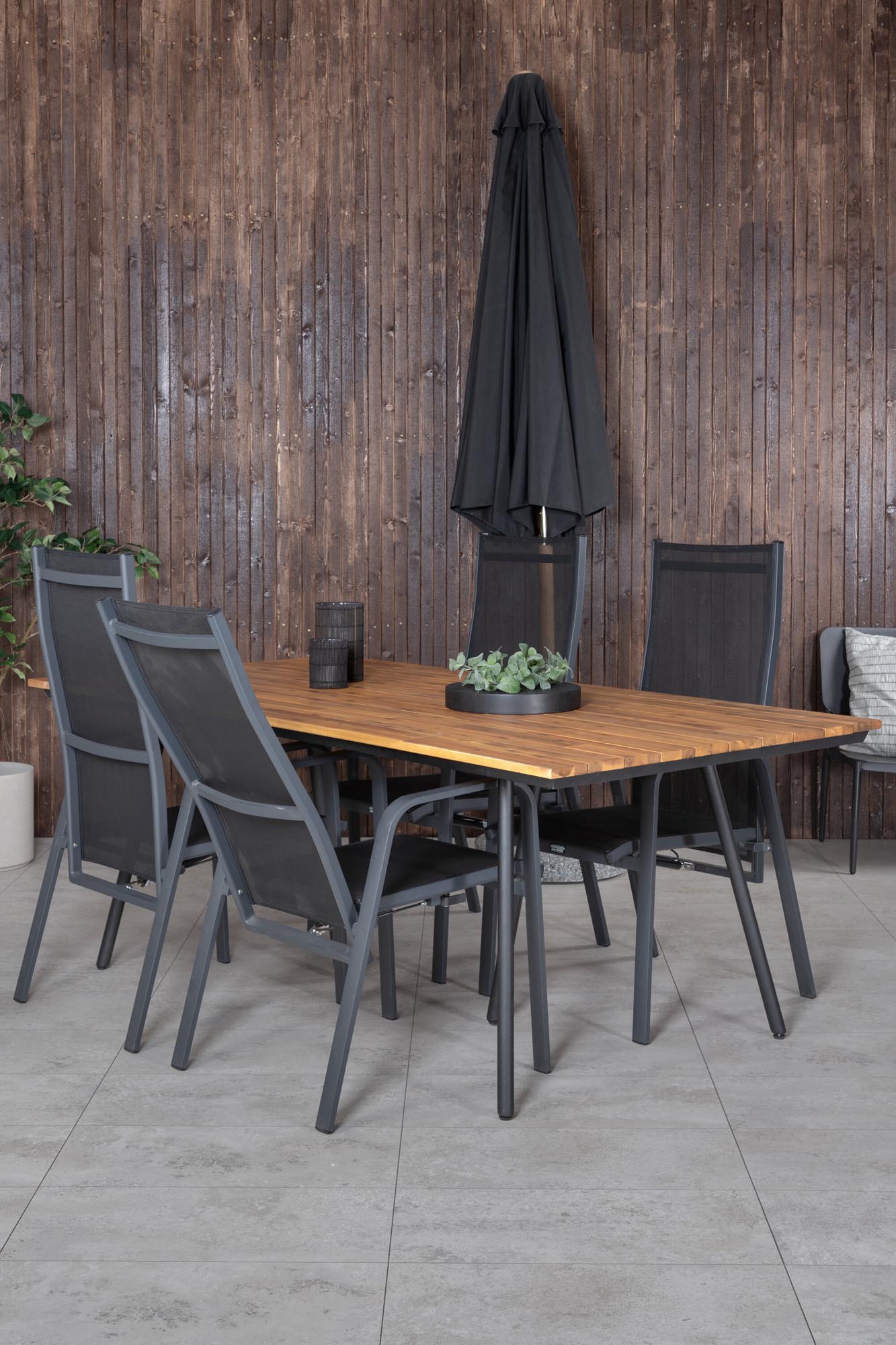 Chan Outdoor-Tischset + Copacabana 200cm/4St. in Schwarz präsentiert im Onlineshop von KAQTU Design AG. Gartentischset ist von Venture Home