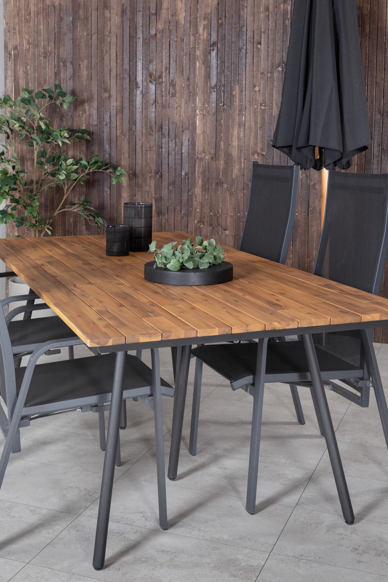 Chan Outdoor-Tischset + Copacabana 200cm/4St. in Schwarz präsentiert im Onlineshop von KAQTU Design AG. Gartentischset ist von Venture Home