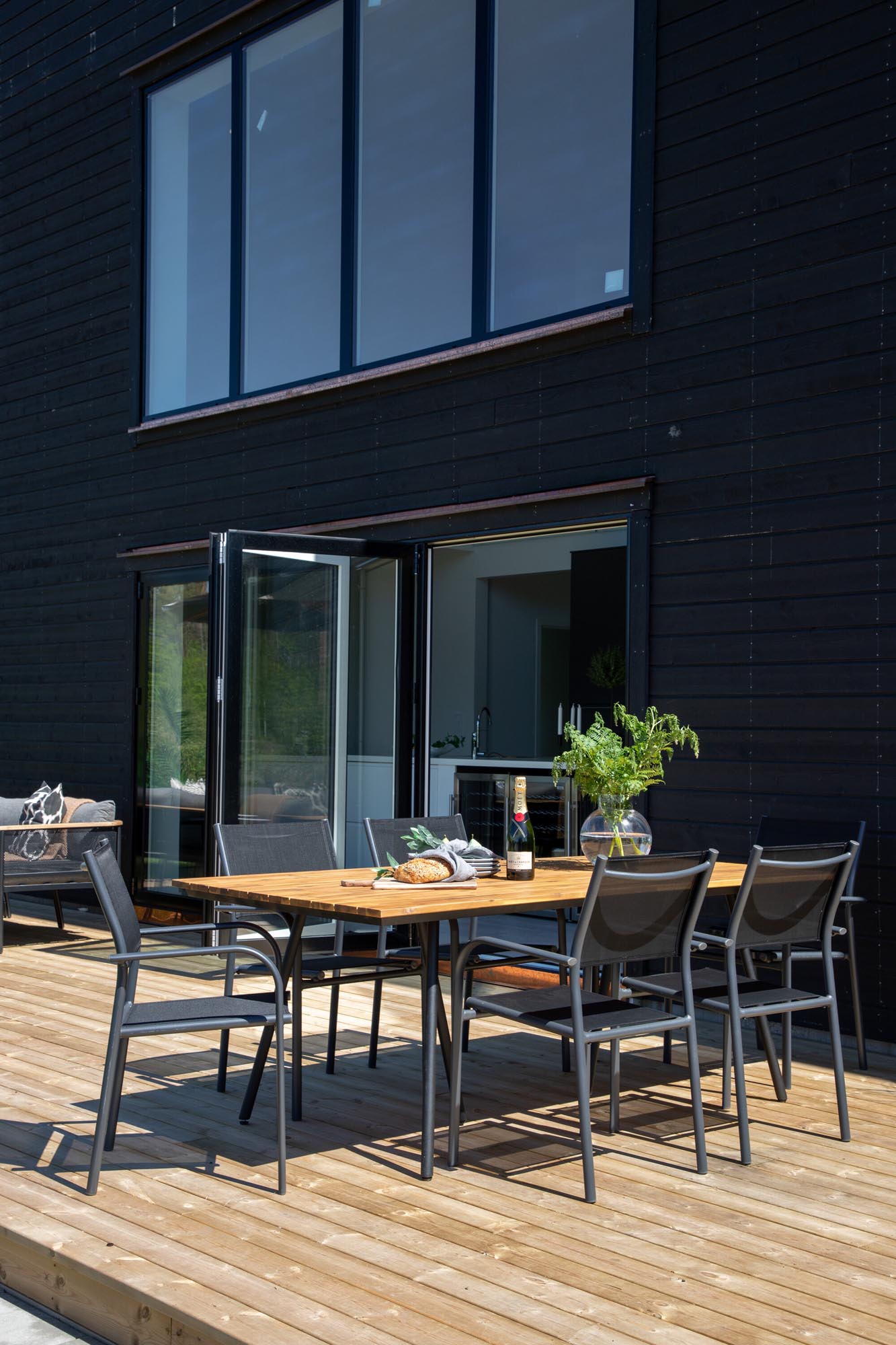 Chan Outdoor-Tischset + Santorini 200cm/6St. in Schwarz präsentiert im Onlineshop von KAQTU Design AG. Gartentischset ist von Venture Home