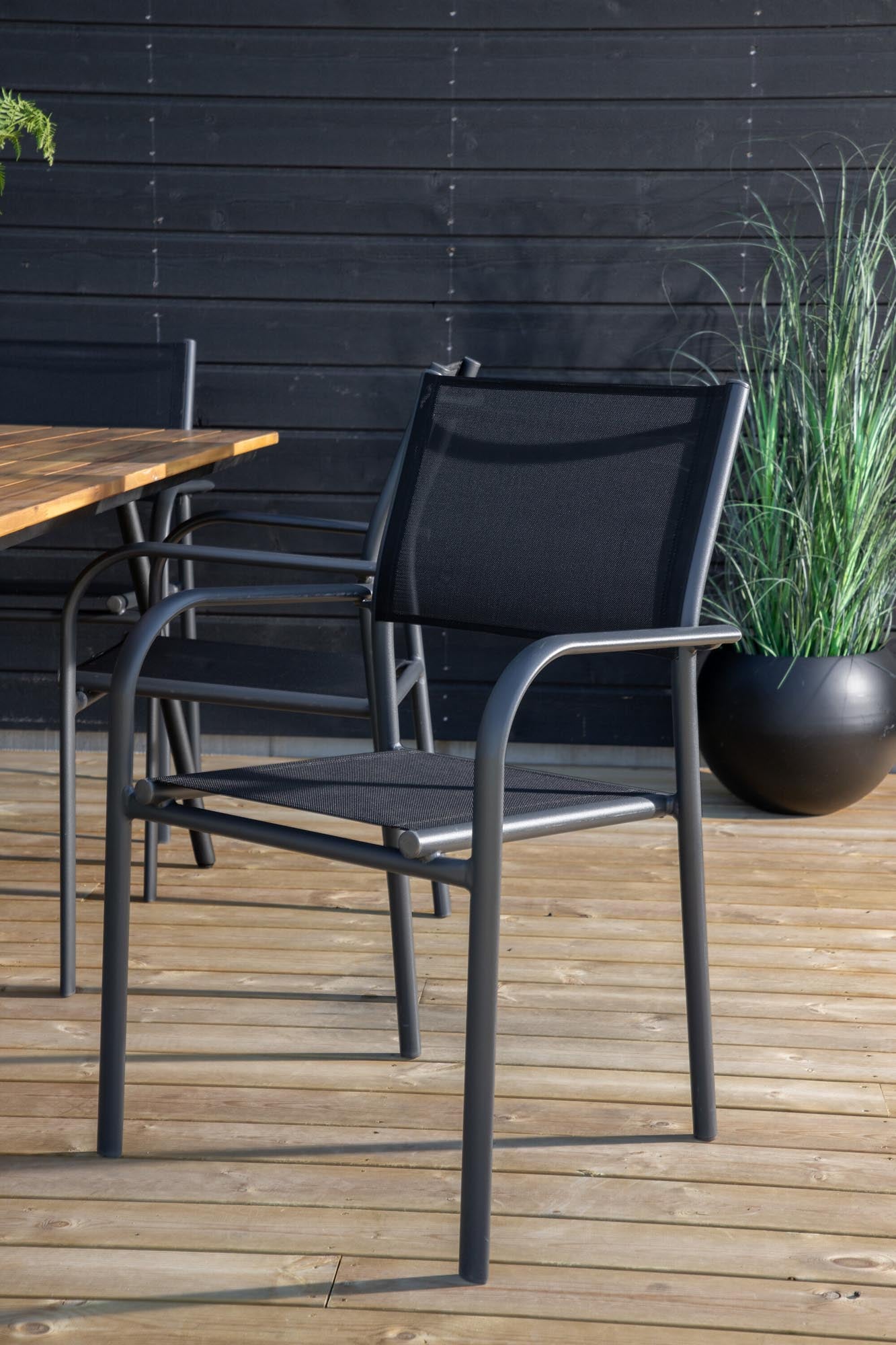 Chan Outdoor-Tischset + Santorini 200cm/6St. in Schwarz präsentiert im Onlineshop von KAQTU Design AG. Gartentischset ist von Venture Home