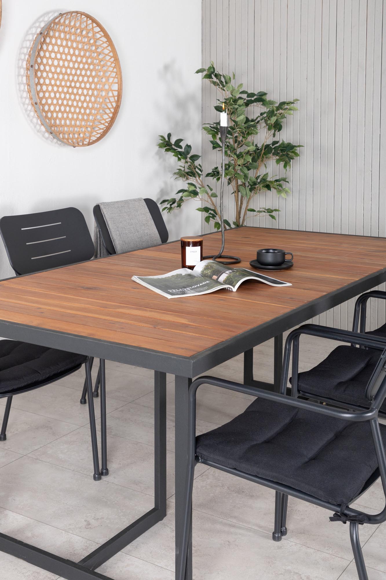 Elegantes Khung Tischset 200cm für 6, ideal für stilvolle Gärten.