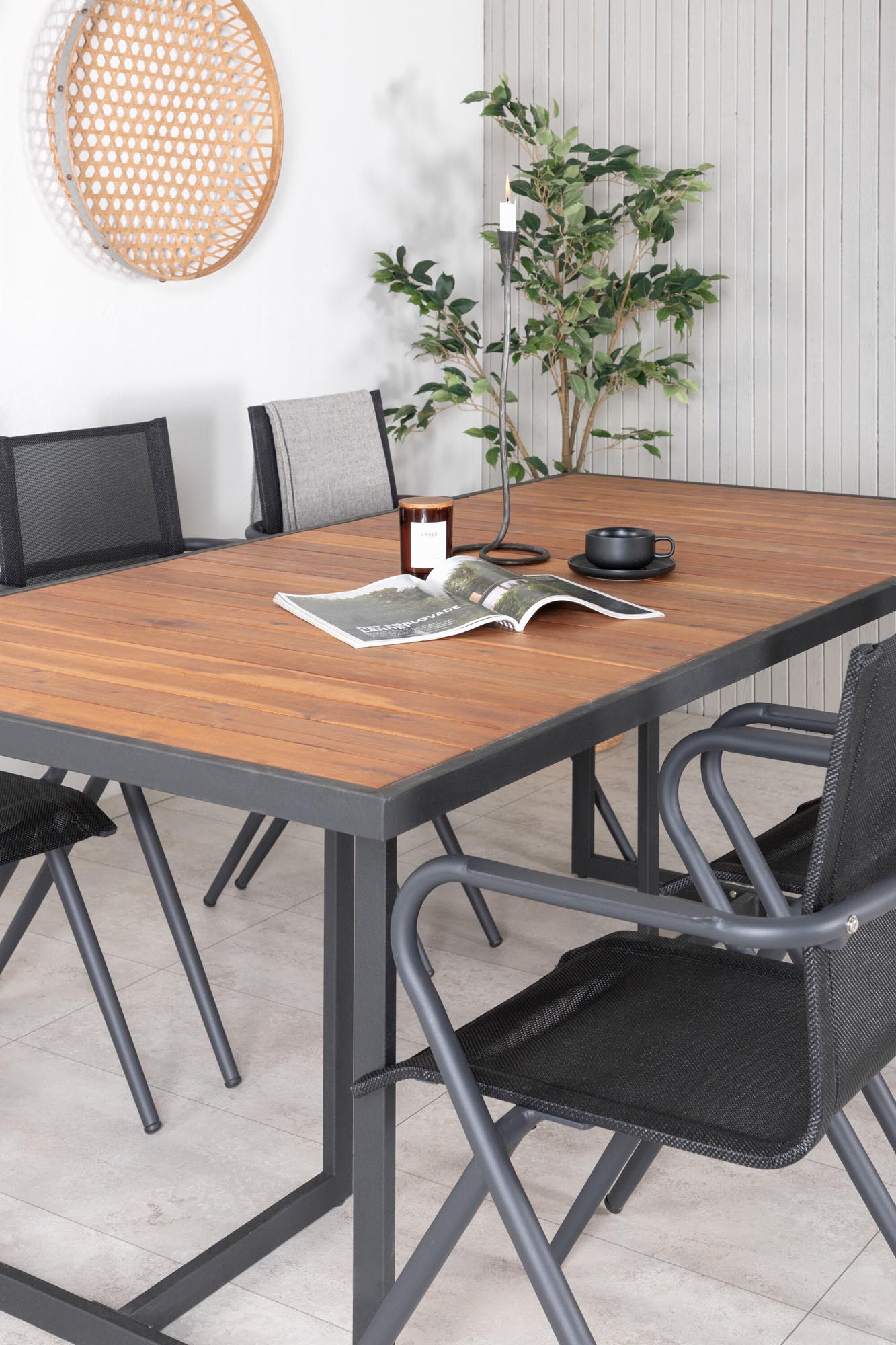 Elegantes Khung Tischset 200cm für 6, perfekt für Gartenpartys.