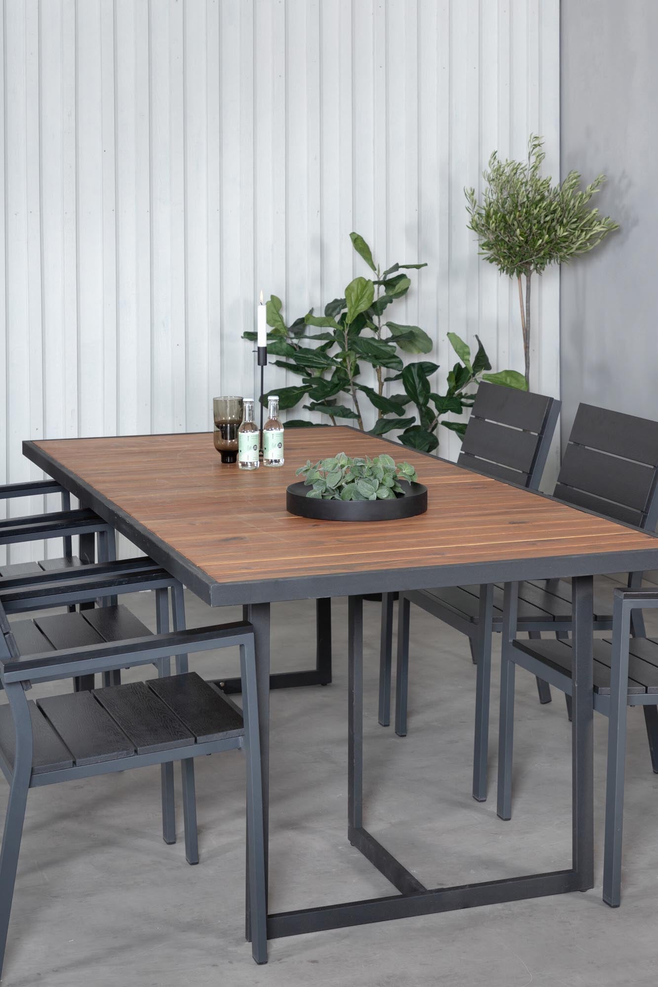 Khung Outdoor-Tischset: Modernes Design für gesellige Abende.