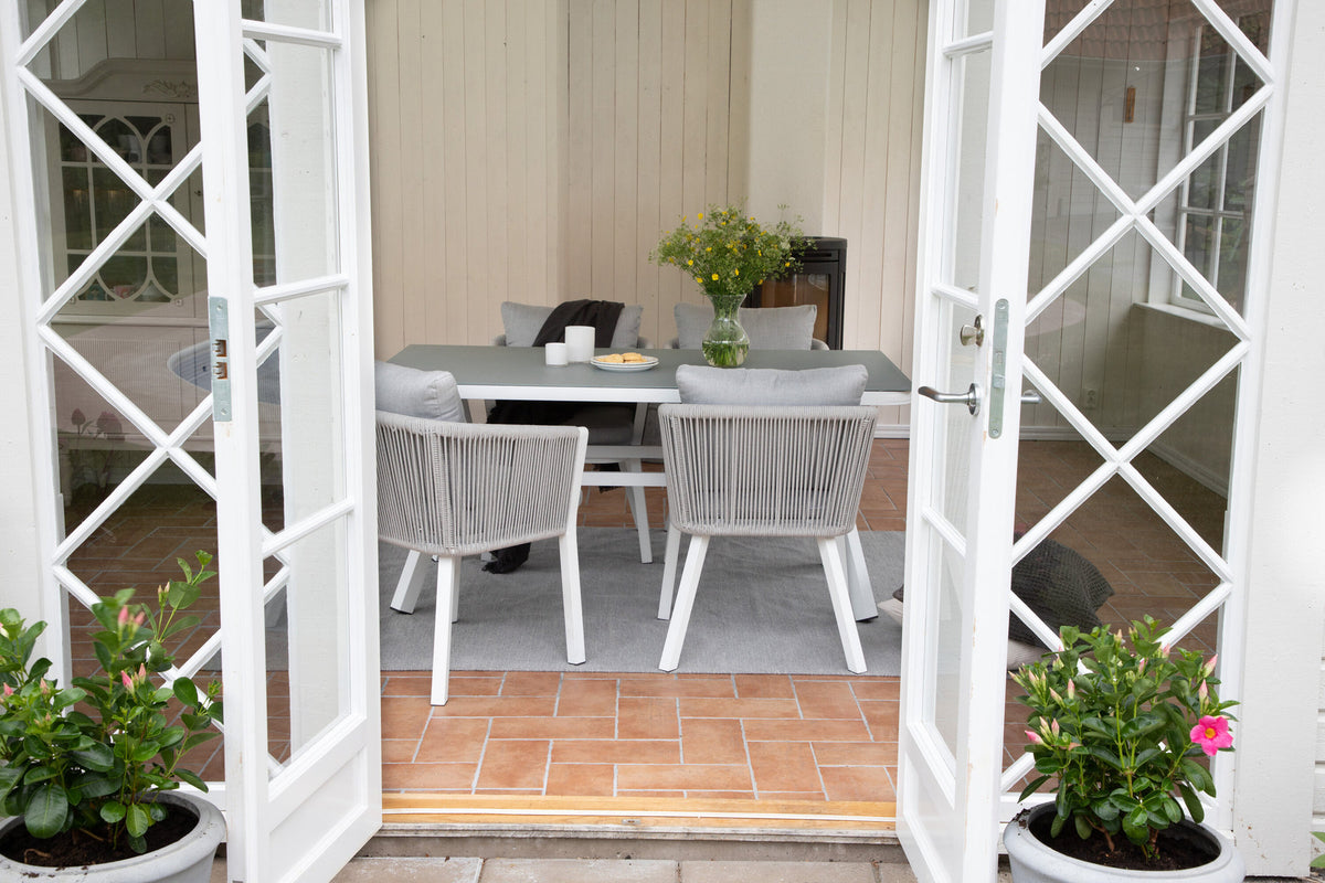 Virya Outdoor-Tischset 160cm/4St. in Grau weiss präsentiert im Onlineshop von KAQTU Design AG. Gartentischset ist von Venture Home