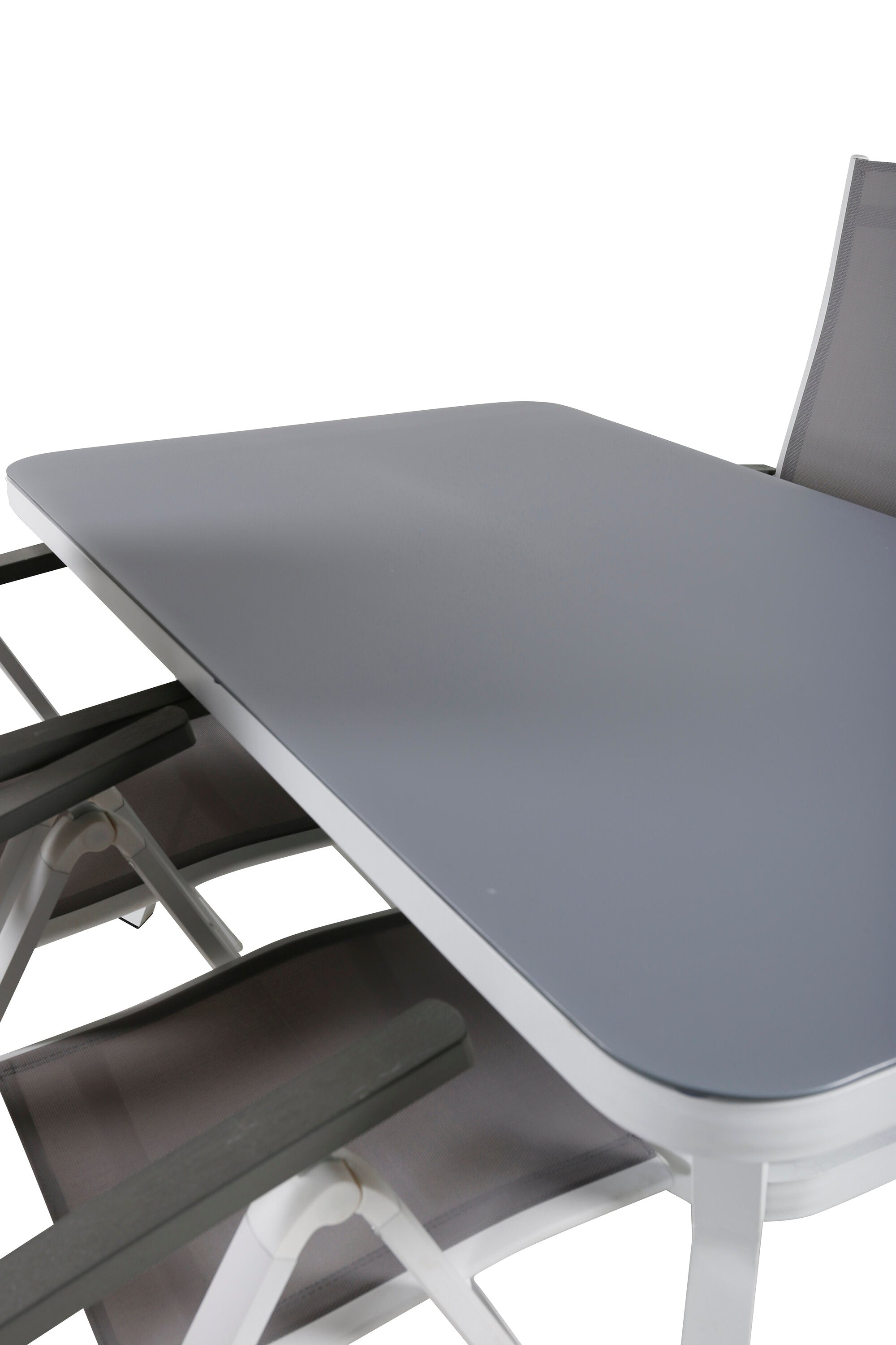 Das Virya Gartentisch-Set von Venture Home: rechteckig, robust, wetterfest, modern und ideal für stilvolle Gartenmomente.