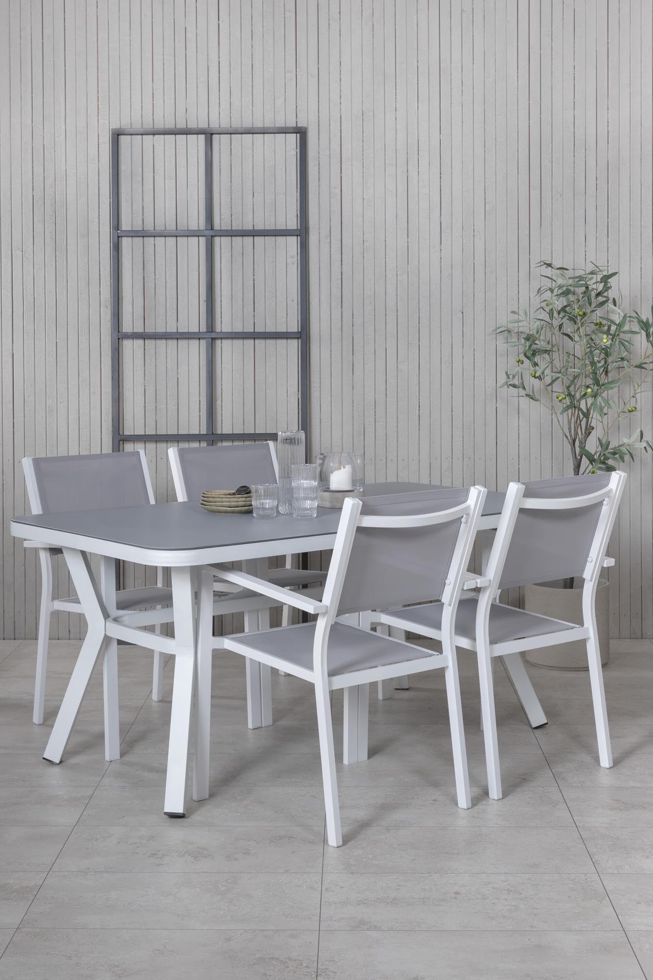 Stylisches Virya Outdoor-Tischset: Ideal für gesellige Stunden im Freien mit Platz für 4 Personen und wetterfesten Materialien.