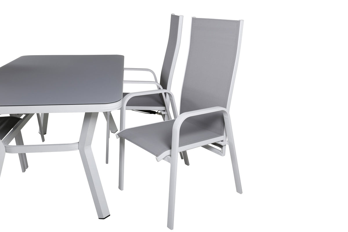 Rechteckiger Esstisch mit grauem Gestell und schwarzer Mattglas-Tischplatte, daneben zwei graue Relaxsessel aus Textilene mit Aluminiumbeinen.