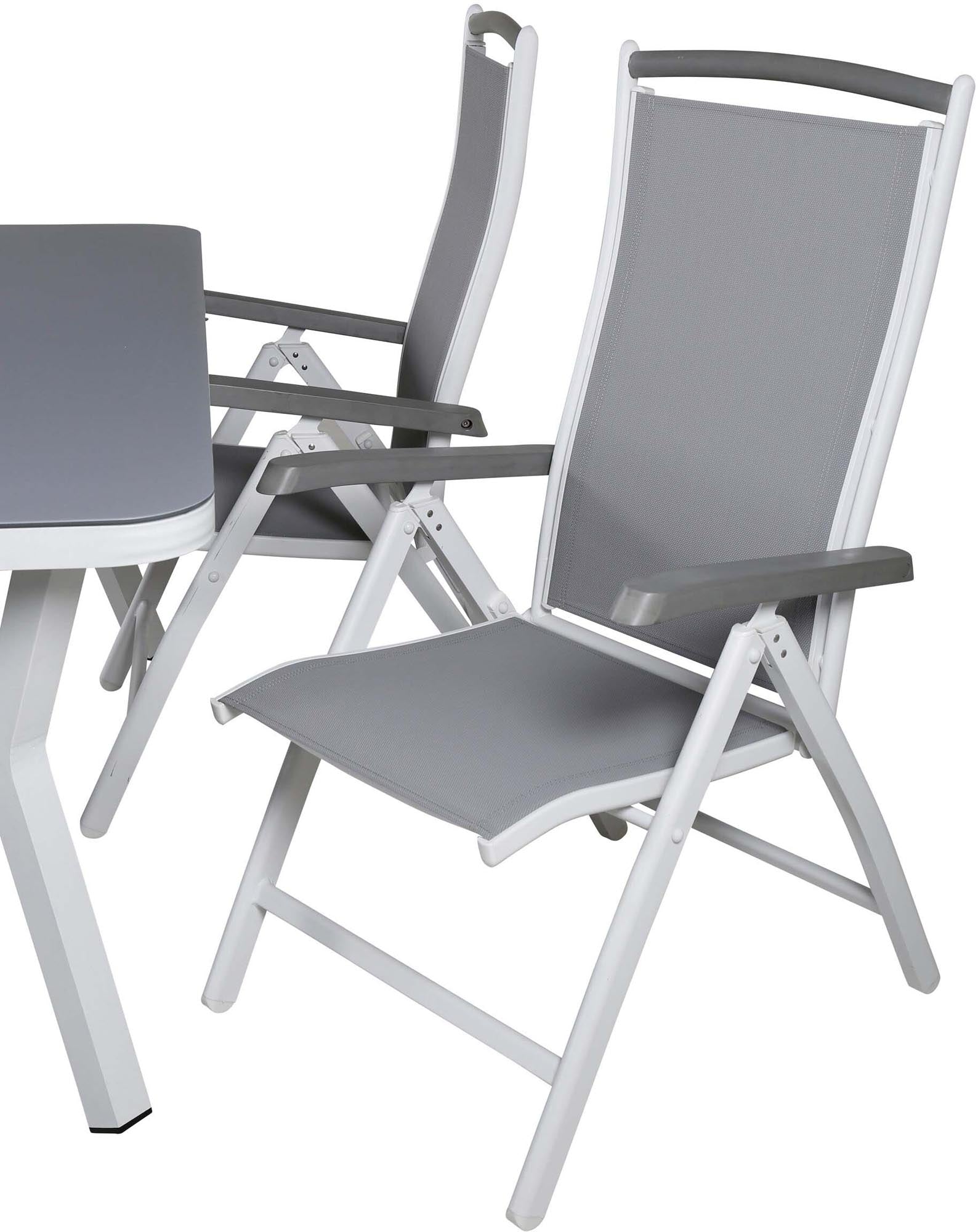 Gestalten Sie Ihren Außenbereich mit dem Virya Outdoor-Tischset und den ergonomischen Albany Stühlen – perfekt für entspannte Stunden im Freien.