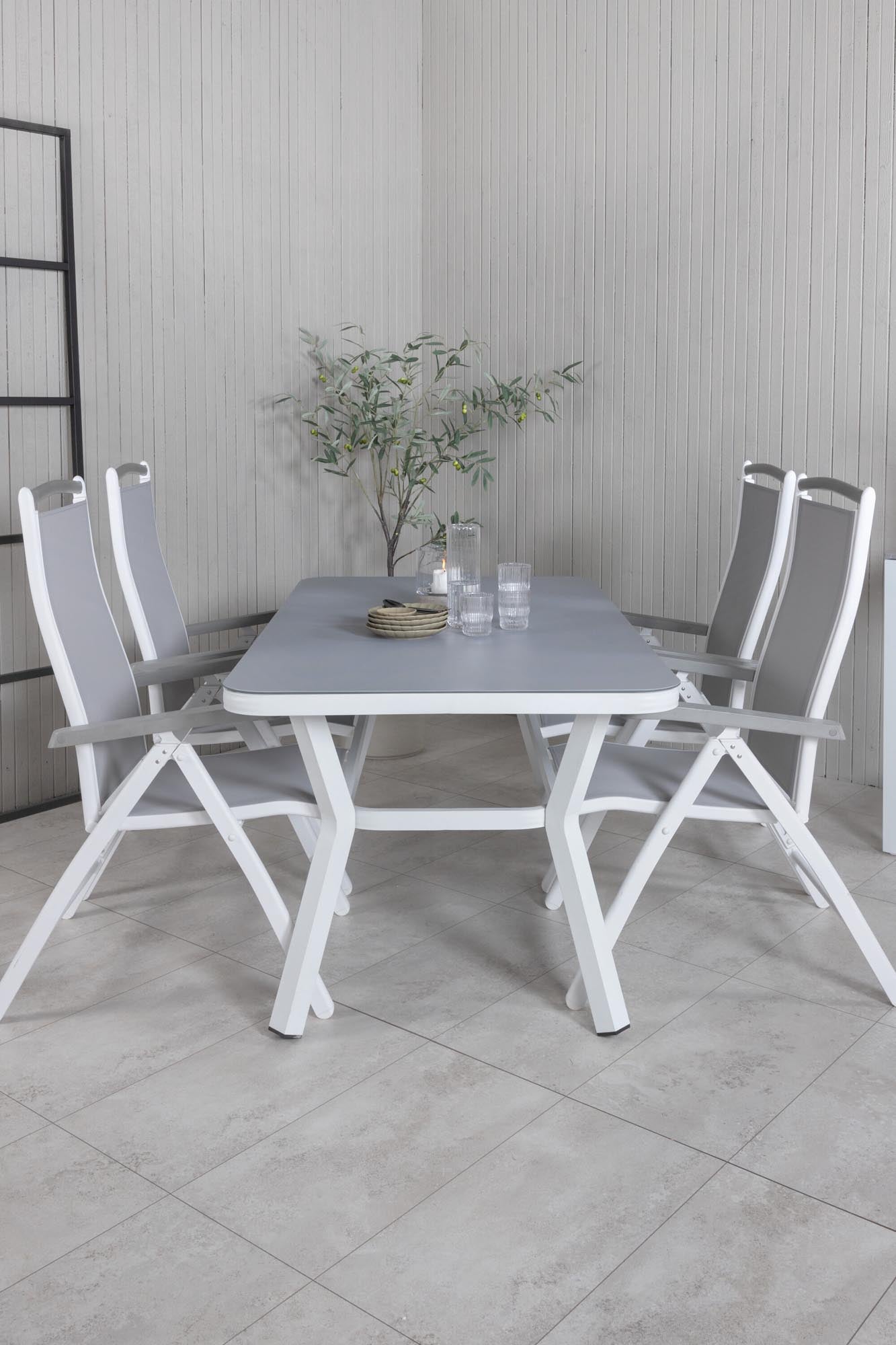 Entdecken Sie das Virya Outdoor-Tischset von Venture Home: Ein eleganter Tisch mit 4 ergonomischen Albany Stühlen, perfekt für entspannte Stunden im Freien.