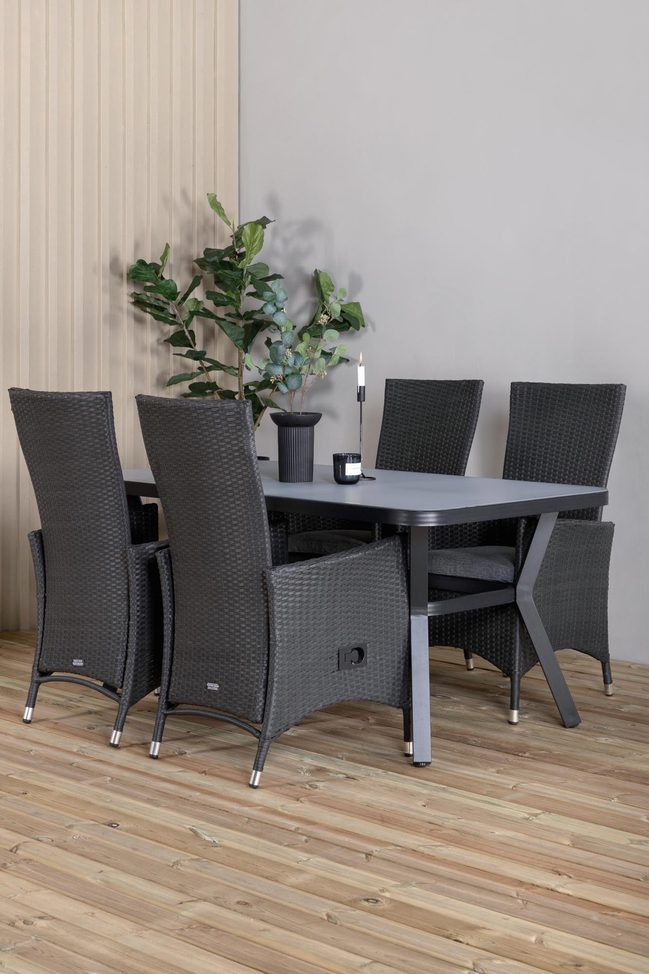Virya Outdoor-Tischset + Padova 160cm/4St. in Schwarzgrau präsentiert im Onlineshop von KAQTU Design AG. Gartentischset ist von Venture Home