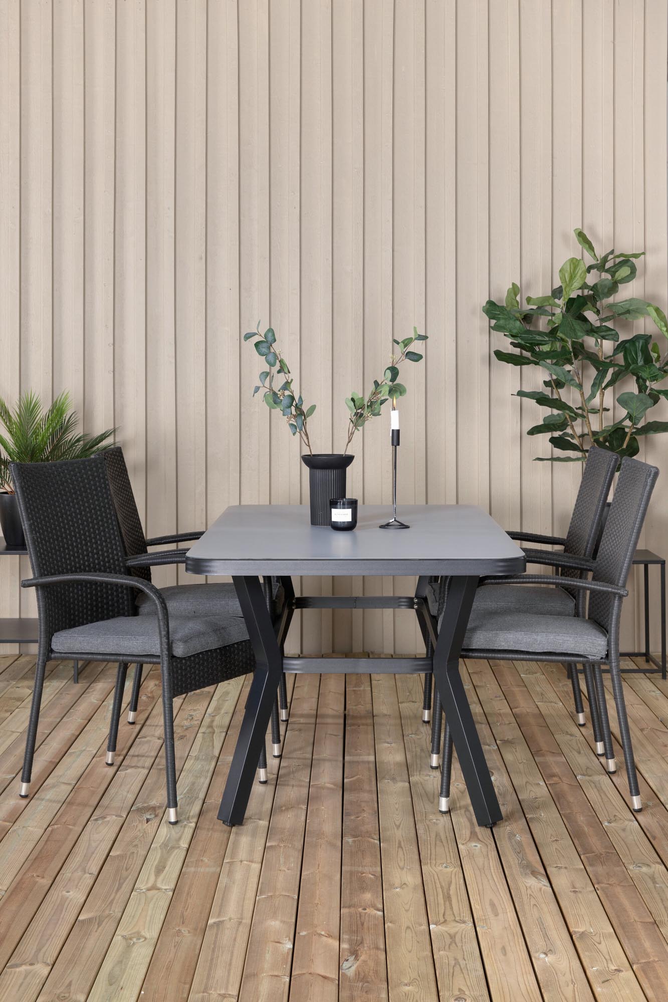 Virya Outdoor-Tischset + Anna 160cm/4St. in Schwarz präsentiert im Onlineshop von KAQTU Design AG. Gartentischset ist von Venture Home