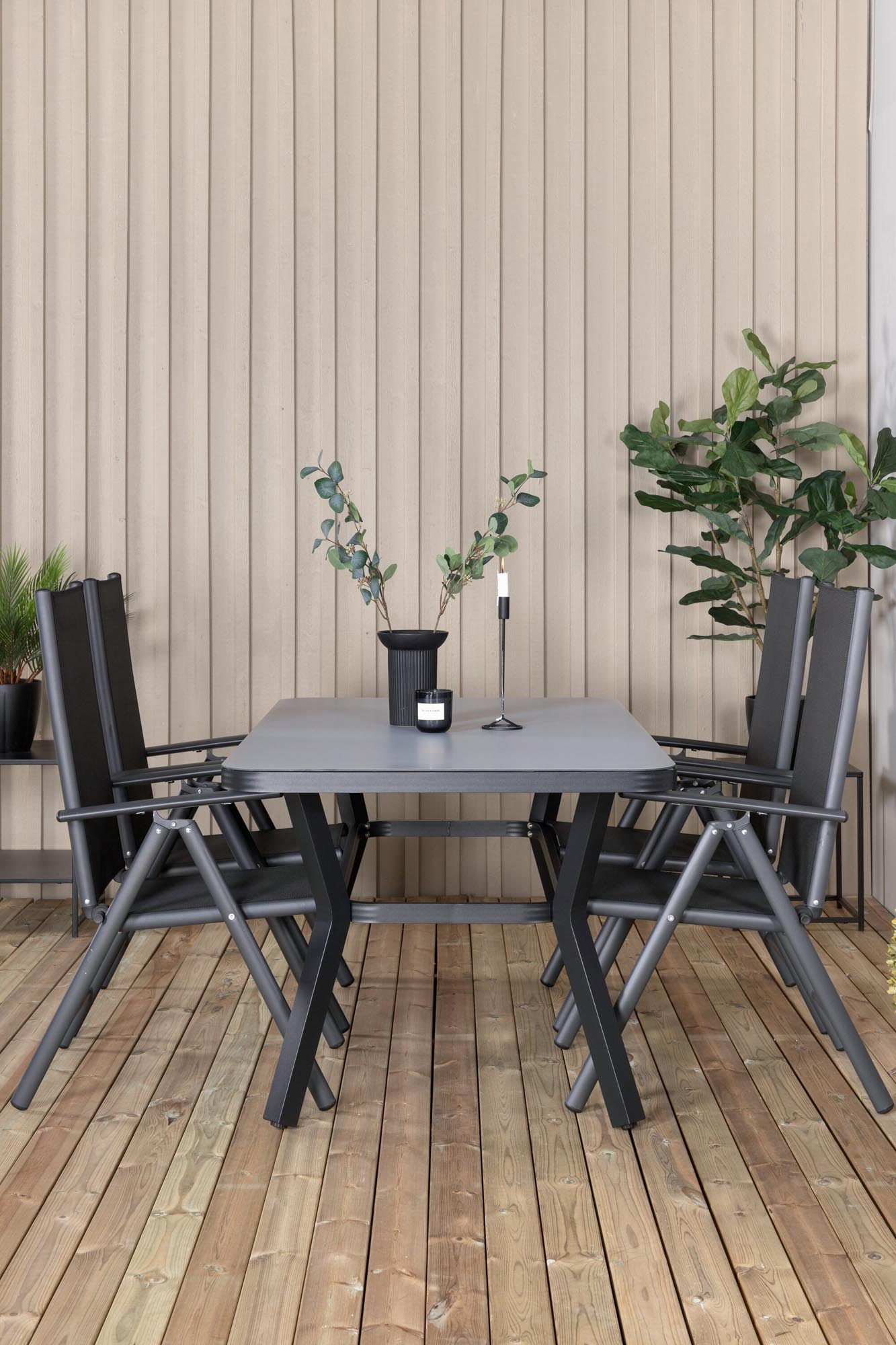 Elegantes Outdoor-Tischset Virya mit Break-Tisch (160 cm) und 4 Stühlen von Venture Home, ideal für stilvolle Aussenbereiche.