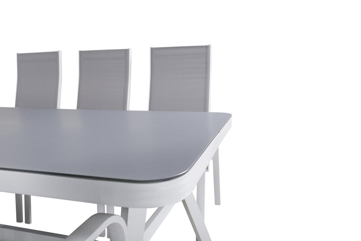 Rechteckiger Gartentisch mit Mattglas-Platte und Aluminiumbeinen, daneben zwei graue Relaxsessel aus Textilene von Venture Home.