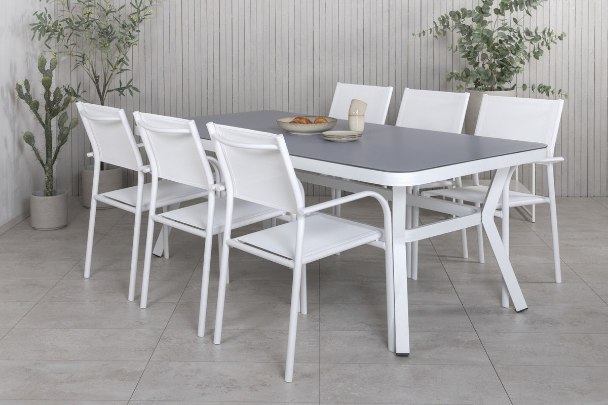 Weisser Esstisch aus Mattglas mit Aluminiumbeinen und zwei weisse Santorini Stühle aus Textilene, rechteckige Tischplatte 200x100 cm.