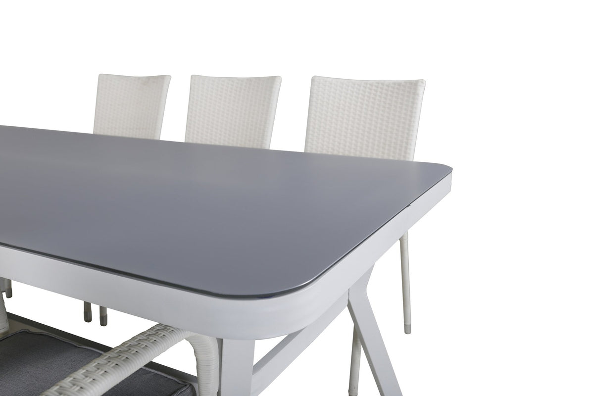 Rechteckiger Esstisch mit grauer Mattglasplatte und zwei weisse Stühle aus Textilene, Set von Venture Home für den Aussenbereich.
