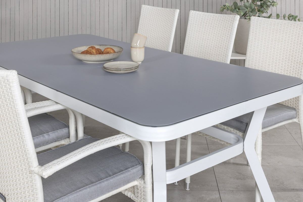 Rechteckiger Esstisch mit grauer Mattglasplatte und zwei weisse Stühle aus Textilene, Set von Venture Home für den Aussenbereich.