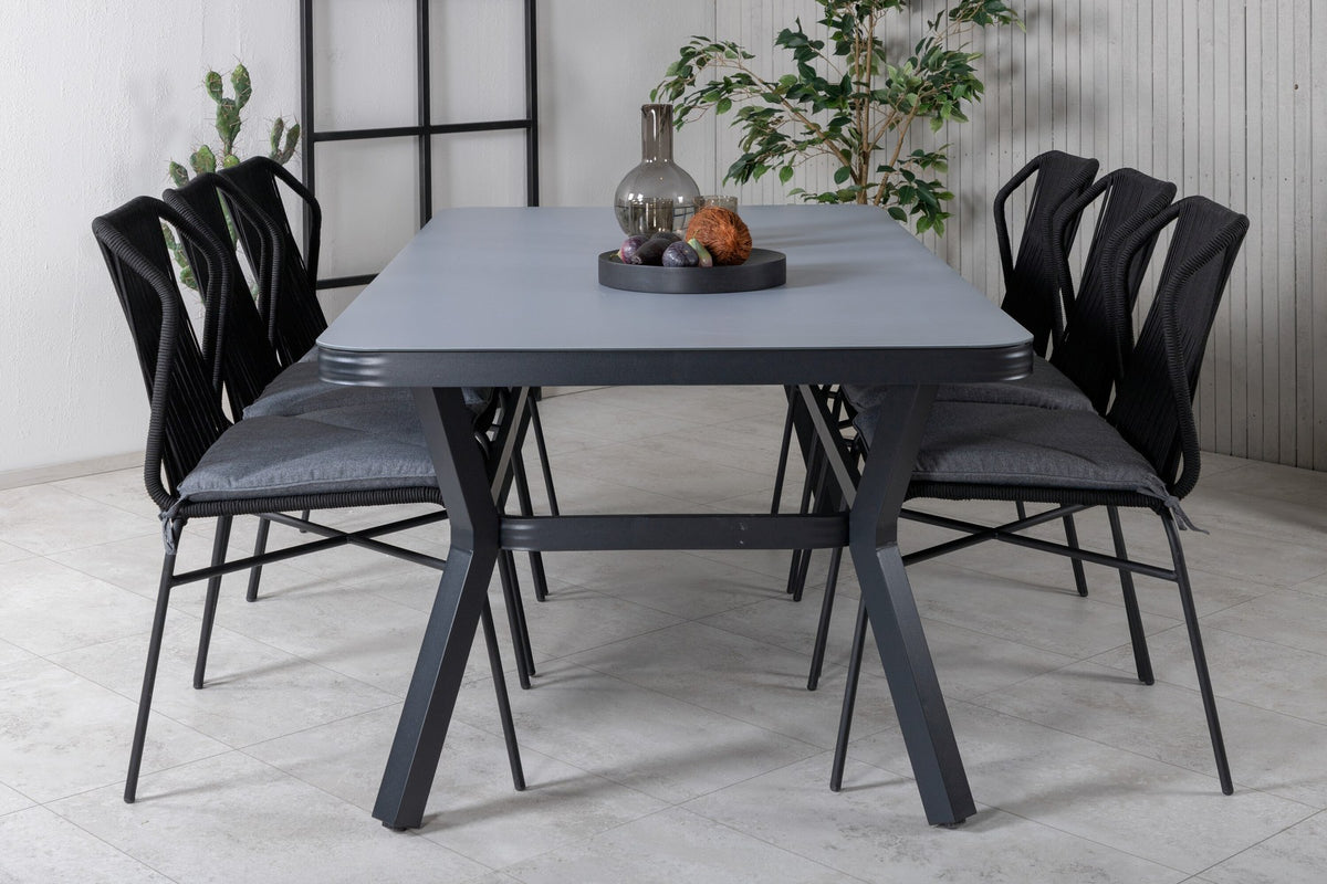 Vier schwarze Esszimmerstühle aus Textilene mit Pulverbeschichtung und rechteckiger Esstisch 200x100 cm mit grauer Mattglasplatte, stapelbar.