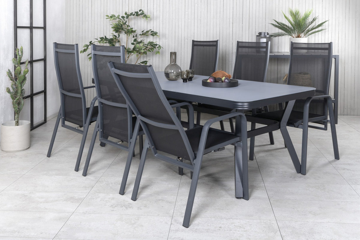 Schwarzer Gartentisch Virya mit Mattglasplatte und Aluminiumbeinen, dazu Stühle Copacabana mit Textilene-Sitzfläche und Pulverbeschichtung