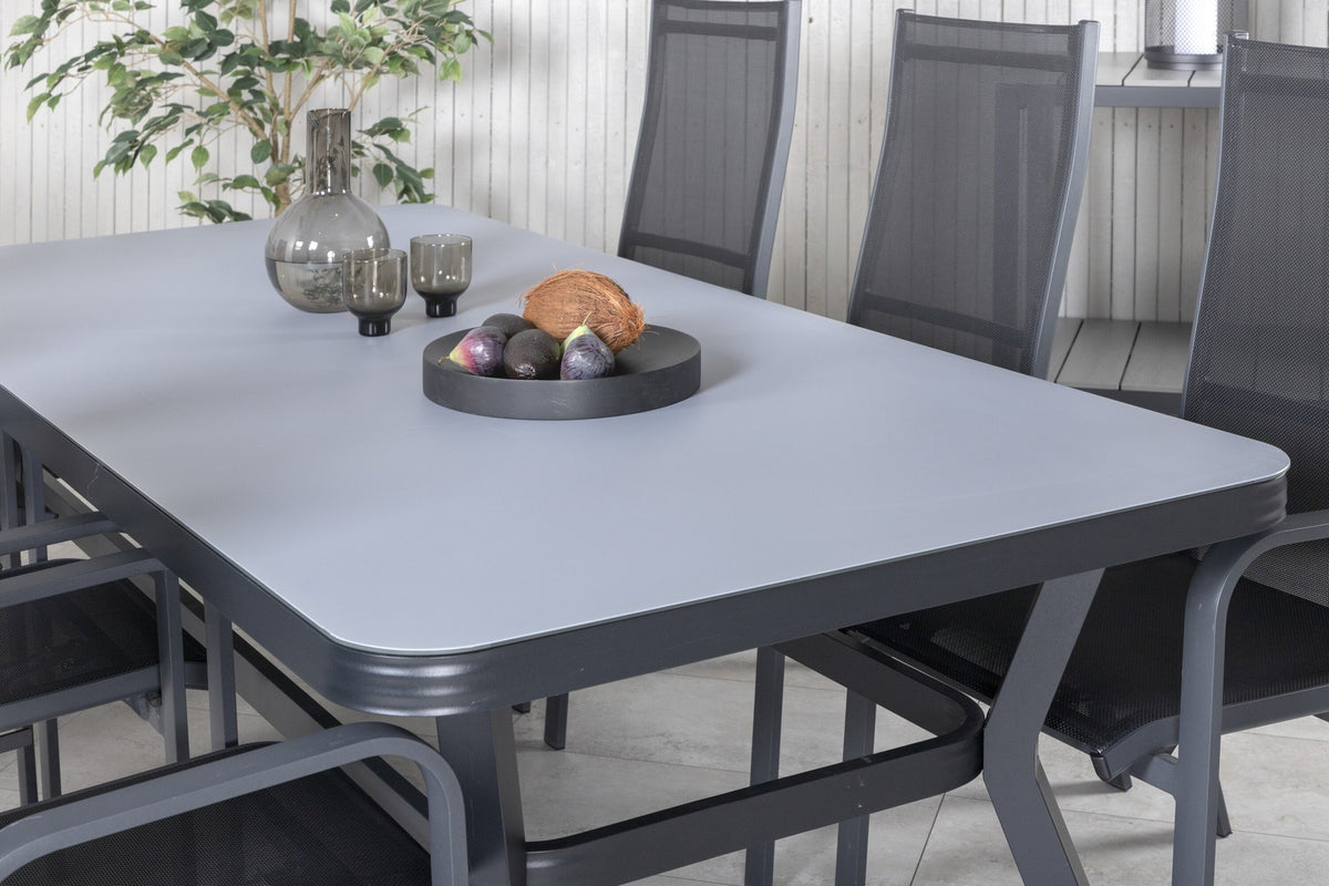 Schwarzer Gartentisch Virya mit Mattglasplatte und Aluminiumbeinen, dazu Stühle Copacabana mit Textilene-Sitzfläche und Pulverbeschichtung
