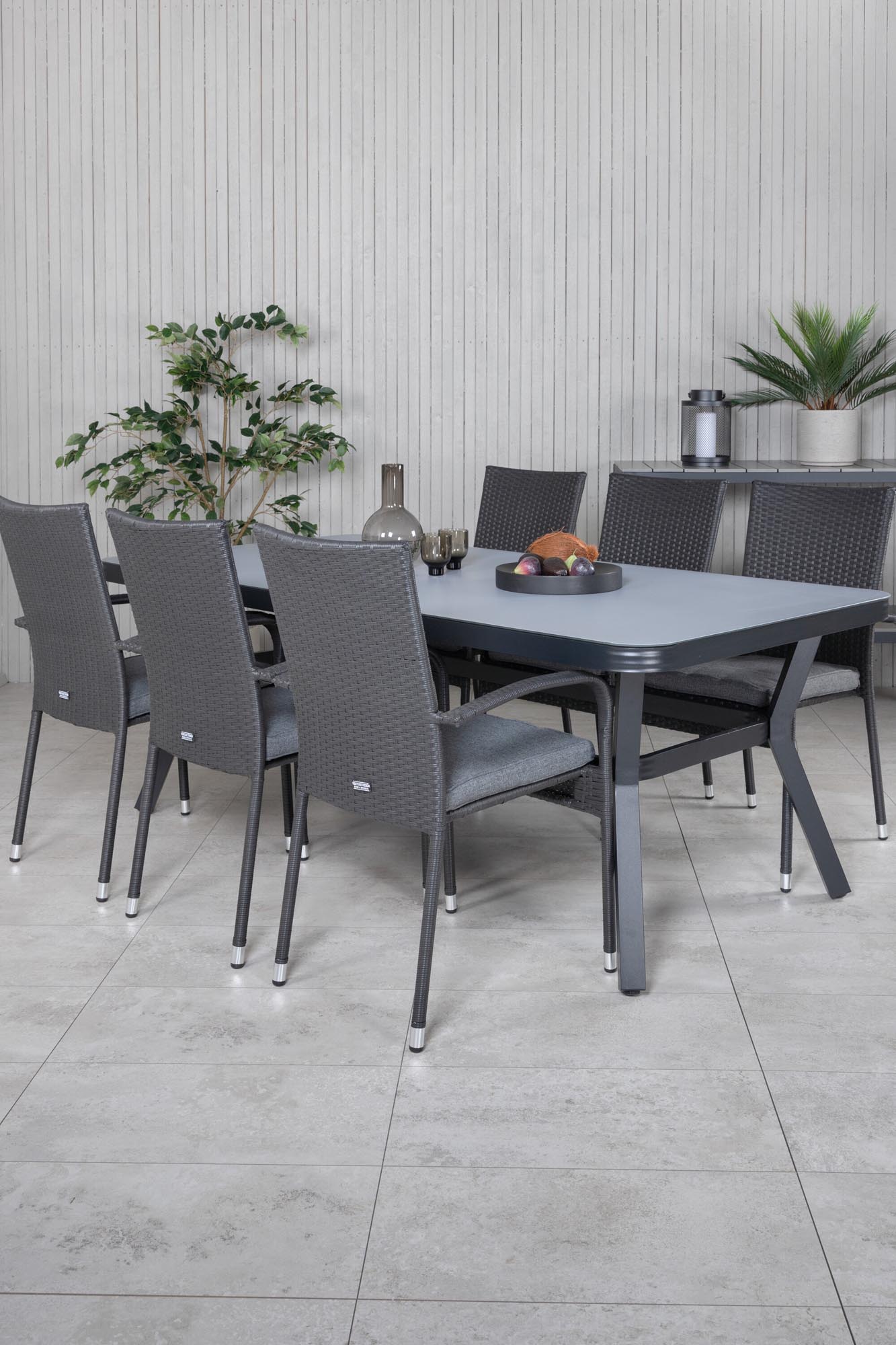 Virya Outdoor-Tischset + Anna 200cm/6St. in Schwarz präsentiert im Onlineshop von KAQTU Design AG. Gartentischset ist von Venture Home