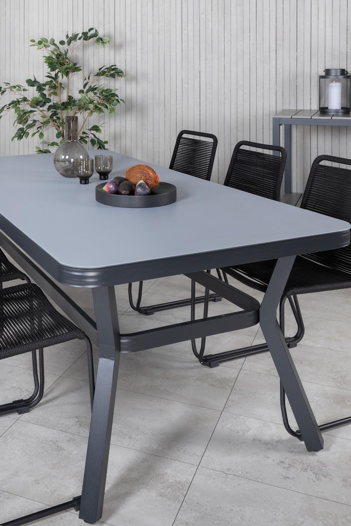 Virya Outdoor-Tischset + Lindos 200cm/6St. in Schwarz präsentiert im Onlineshop von KAQTU Design AG. Gartentischset ist von Venture Home