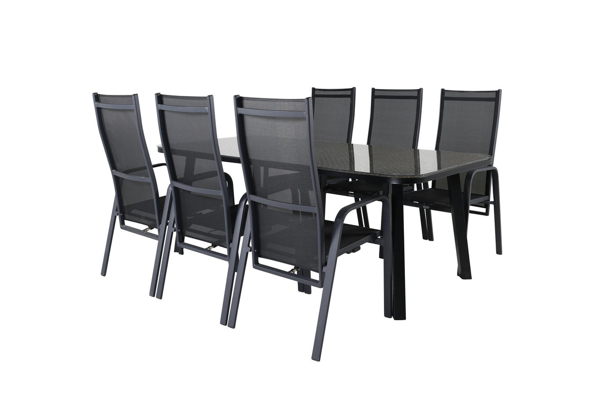 Schwarzer Gartentisch aus Glas und Aluminium mit zwei Relaxsesseln aus Polyesterseil, Stahl und Weide im Outdoor-Bereich.