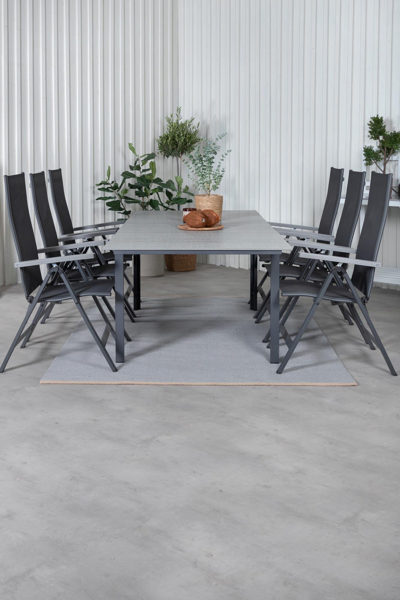 Gestalten Sie Ihren Aussenbereich mit dem eleganten Levels Outdoor-Tischset und den bequemen Albany Stühlen – ideal für gesellige Momente im Freien!