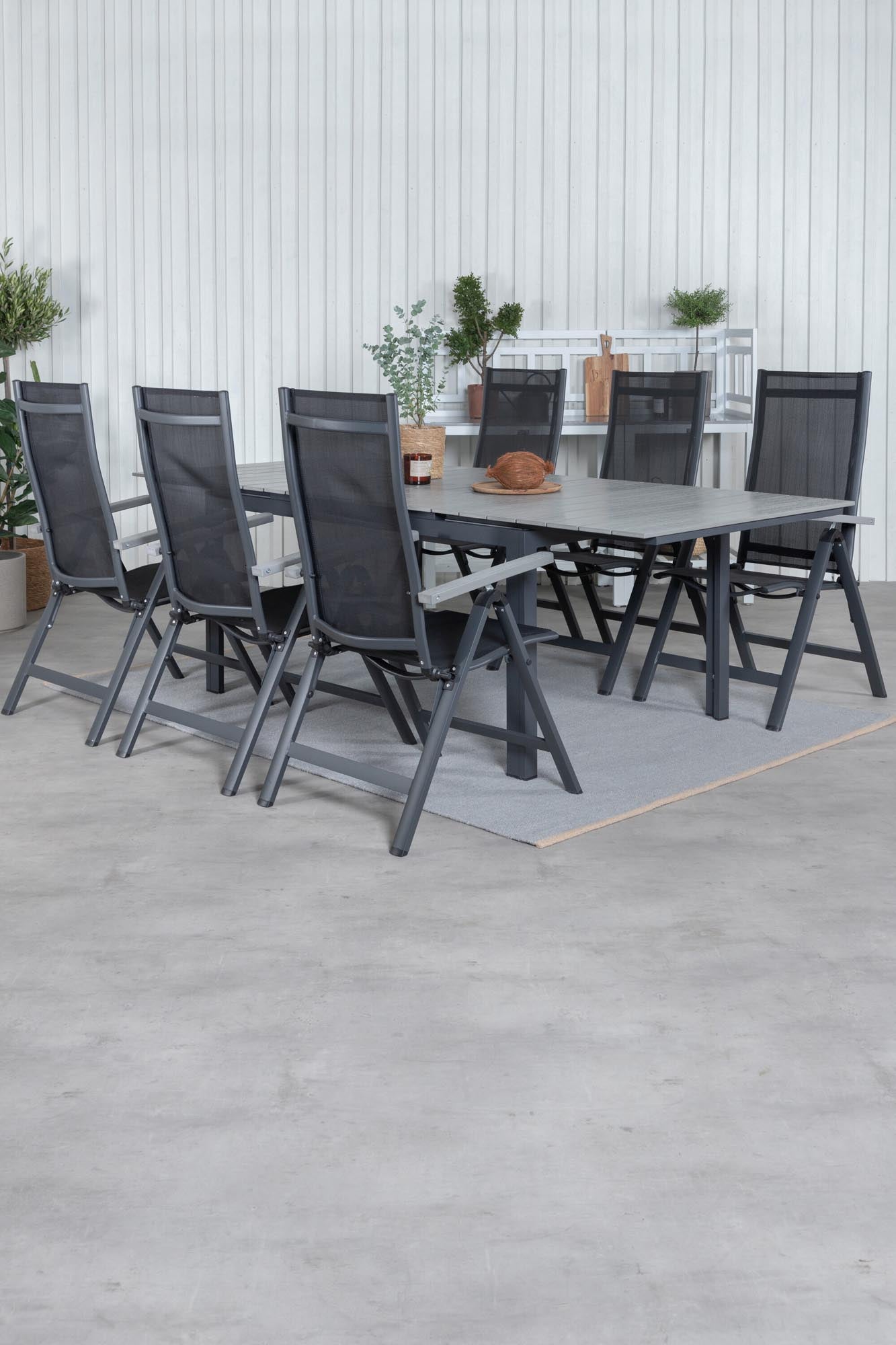 Entdecken Sie das stilvolle Levels Outdoor-Tischset mit Albany Stühlen – perfekt für gesellige Runden und entspannte Stunden im Freien!