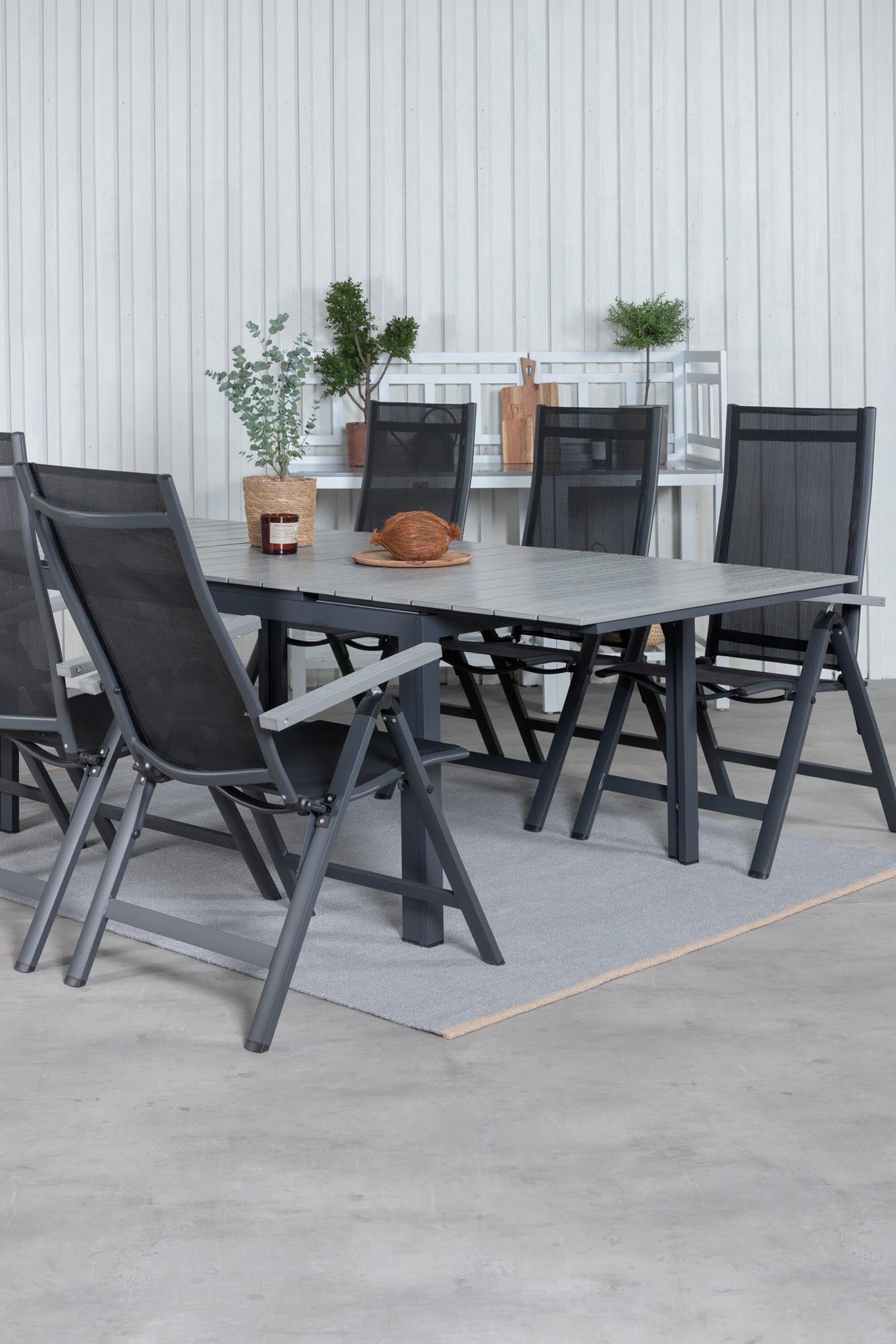 Stilvolles Levels Outdoor-Tischset mit ausziehbarem Tisch und 6 Albany Stühlen, ideal für gesellige Gartenpartys.