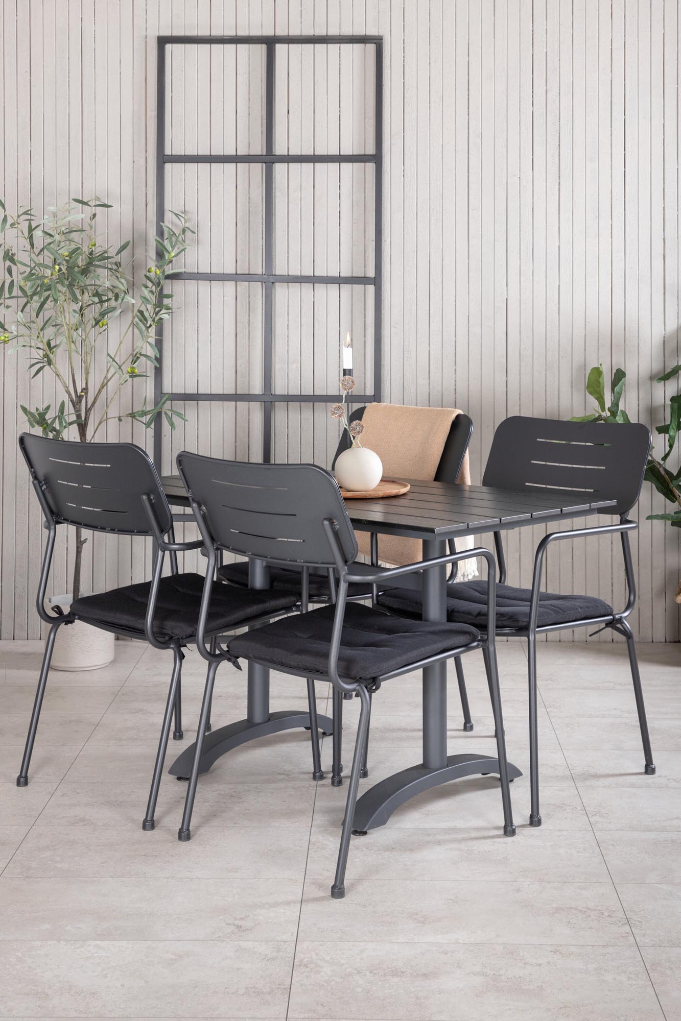 Stylisches Denver Outdoor-Tischset für 4 Personen, aus wetterfestem Stahl. Perfekt für entspannte Abende im Freien und elegante Gartenmomente.