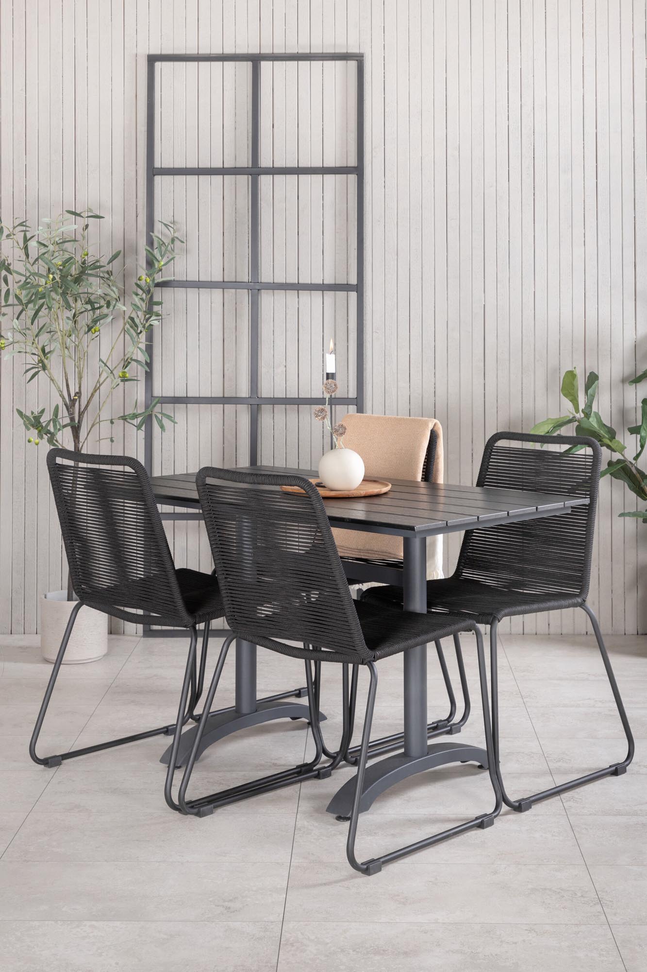 Denver Outdoor-Tischset + Lindos Stacking 120cm/4St. in Schwarz präsentiert im Onlineshop von KAQTU Design AG. Gartentischset ist von Venture Home