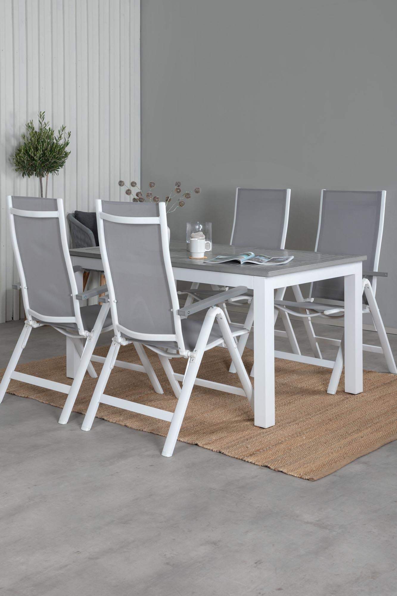 Das Albany Outdoor-Set von Venture Home: 152 cm Tisch mit 4 Stühlen, ideal für stilvolle Entspannung im Garten.