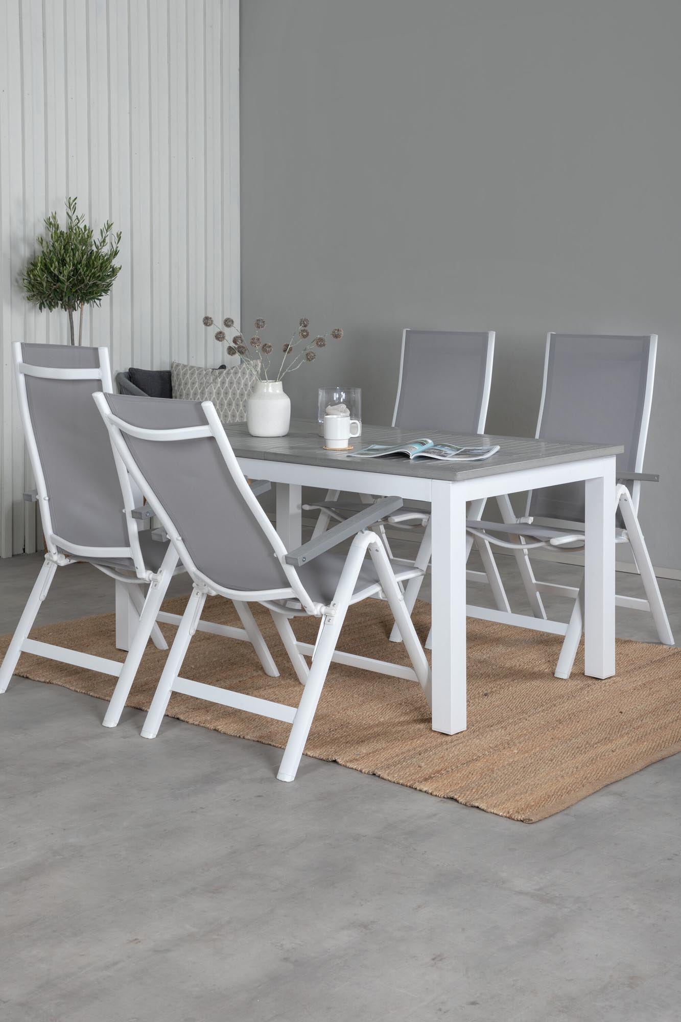 Das Albany Gartenset: 152 cm Tisch und 4 Stühle von Venture Home, ideal für stilvolles und komfortables Outdoor-Wohnen.