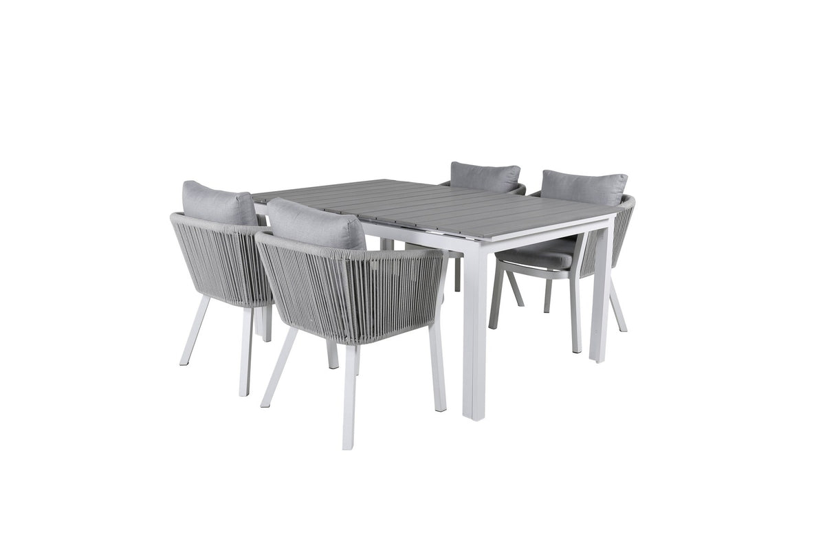 Zwei graue Esszimmerstühle mit Seil-Bezug und Aluminiumgestell neben einem weissen, ausziehbaren Aintwood-Esstisch im Garten.