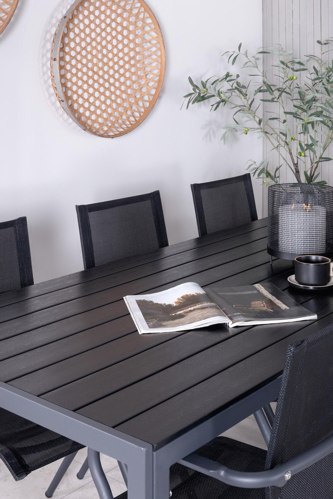 Stilvolles Gartentischset für 6 Personen, wetterfest, komfortable Alina Stühle, ideal für gesellige Treffen im Freien.