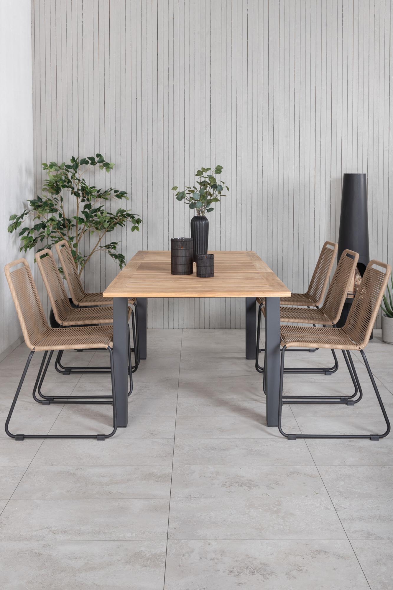 Entdecken Sie das Panama Outdoor-Tischset von Venture Home: Wetterfester Holztisch und stilvolle Lindos-Stühle für entspannte Momente im Freien.