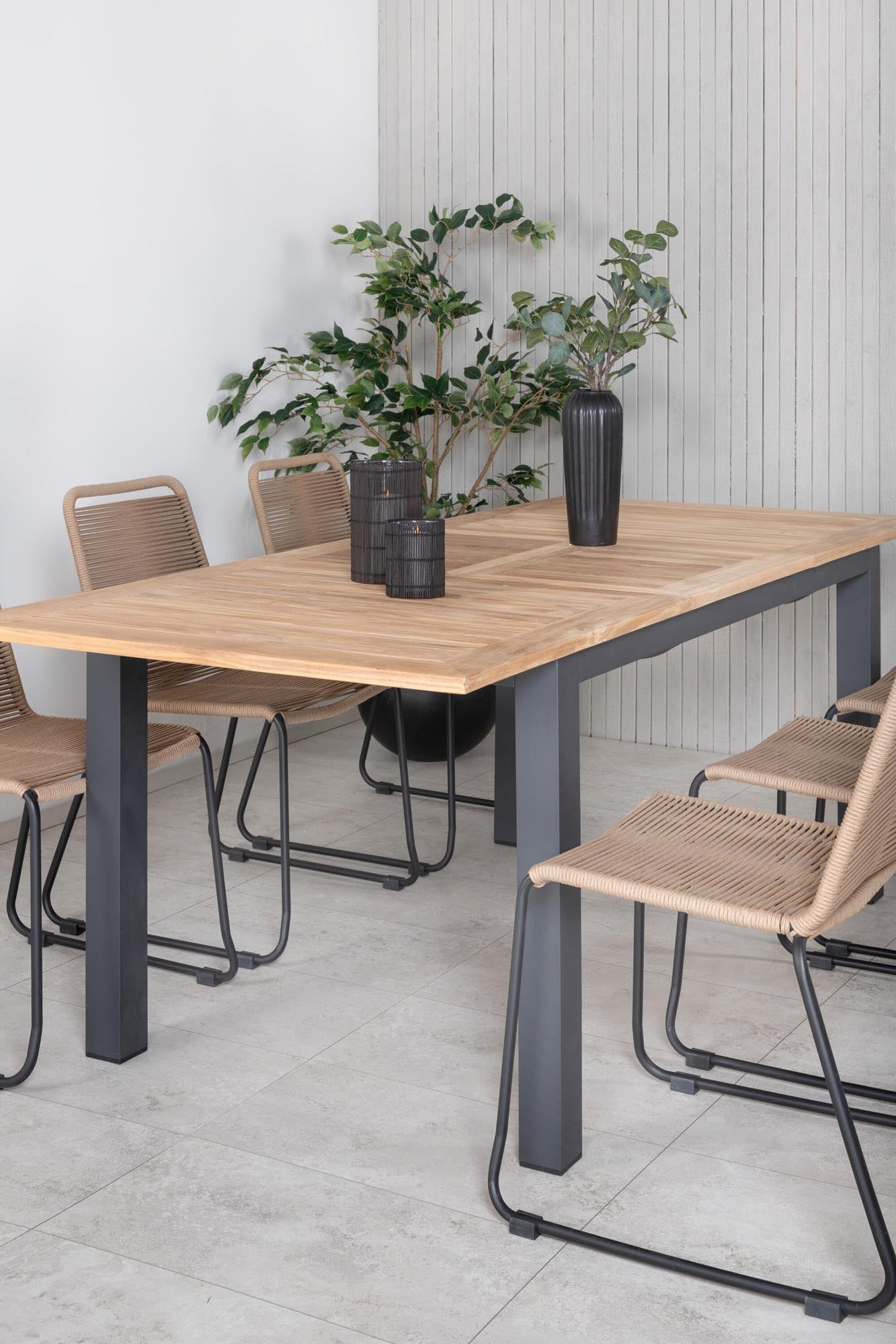 Entdecken Sie das Panama Outdoor-Tischset mit Lindos Stühlen – ideal für gesellige Abende im Freien und stilvolle Gartengestaltung.