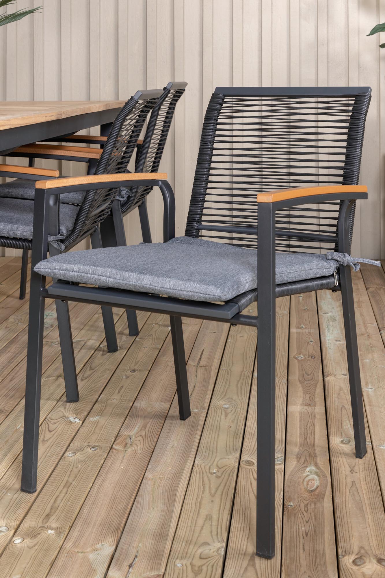 Elegantes Panama Gartentischset Dallas von Venture Home, ausziehbar, ideal für stilvolle Outdoor-Bereiche und gesellige Treffen.