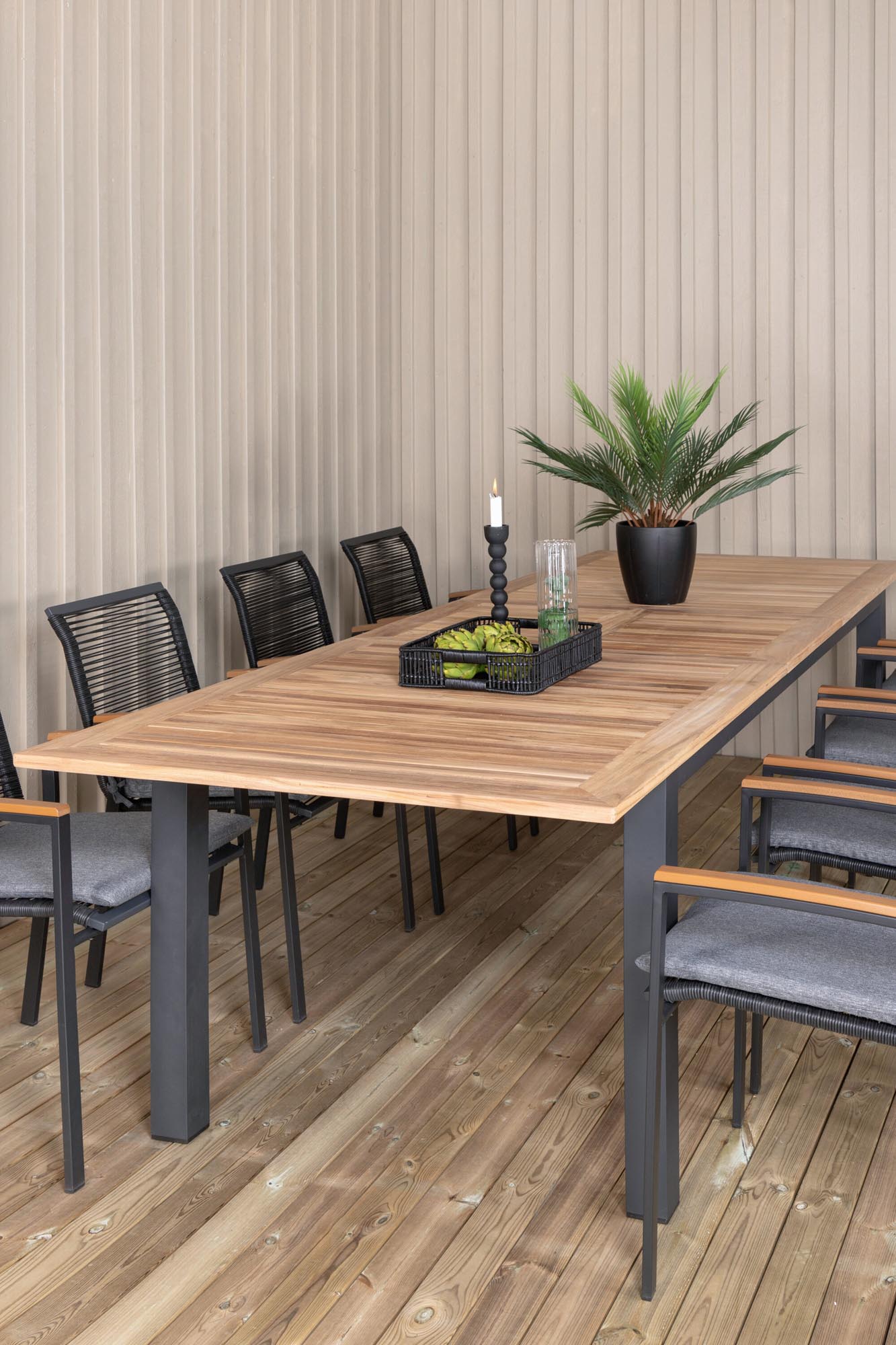 Elegantes Outdoor-Tischset für 8 Personen. Wetterfest, pflegeleicht und perfekt für gesellige Abende im Freien.