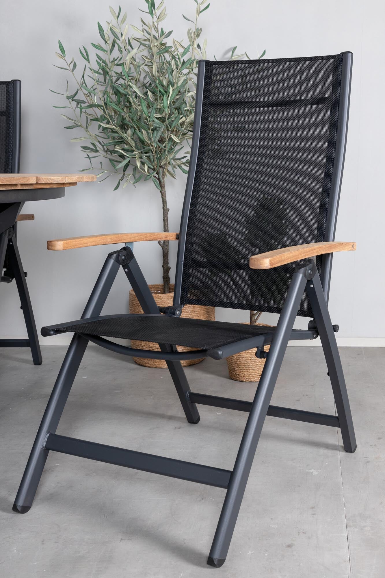 Entdecken Sie das Mexiko Outdoor-Tischset von Venture Home: runder Holztisch und klappbare Stühle für stilvolle Momente im Freien.