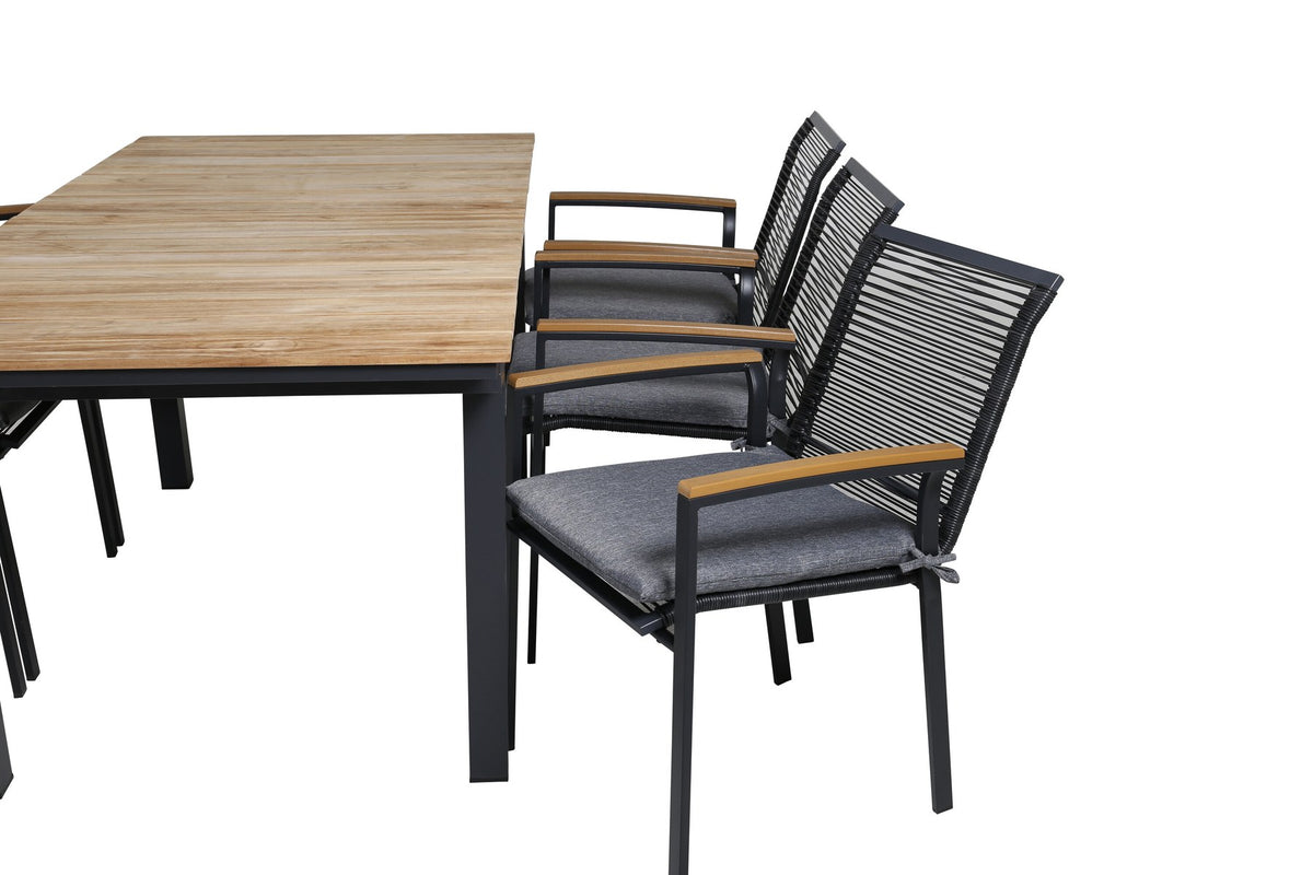 Foto eines schwarzen 2er-Stuhlsets mit Aluminiumgestell und Polyesterbezug neben einem rechteckigen Teak-Esstisch in Natur mit Stahlbeinen.