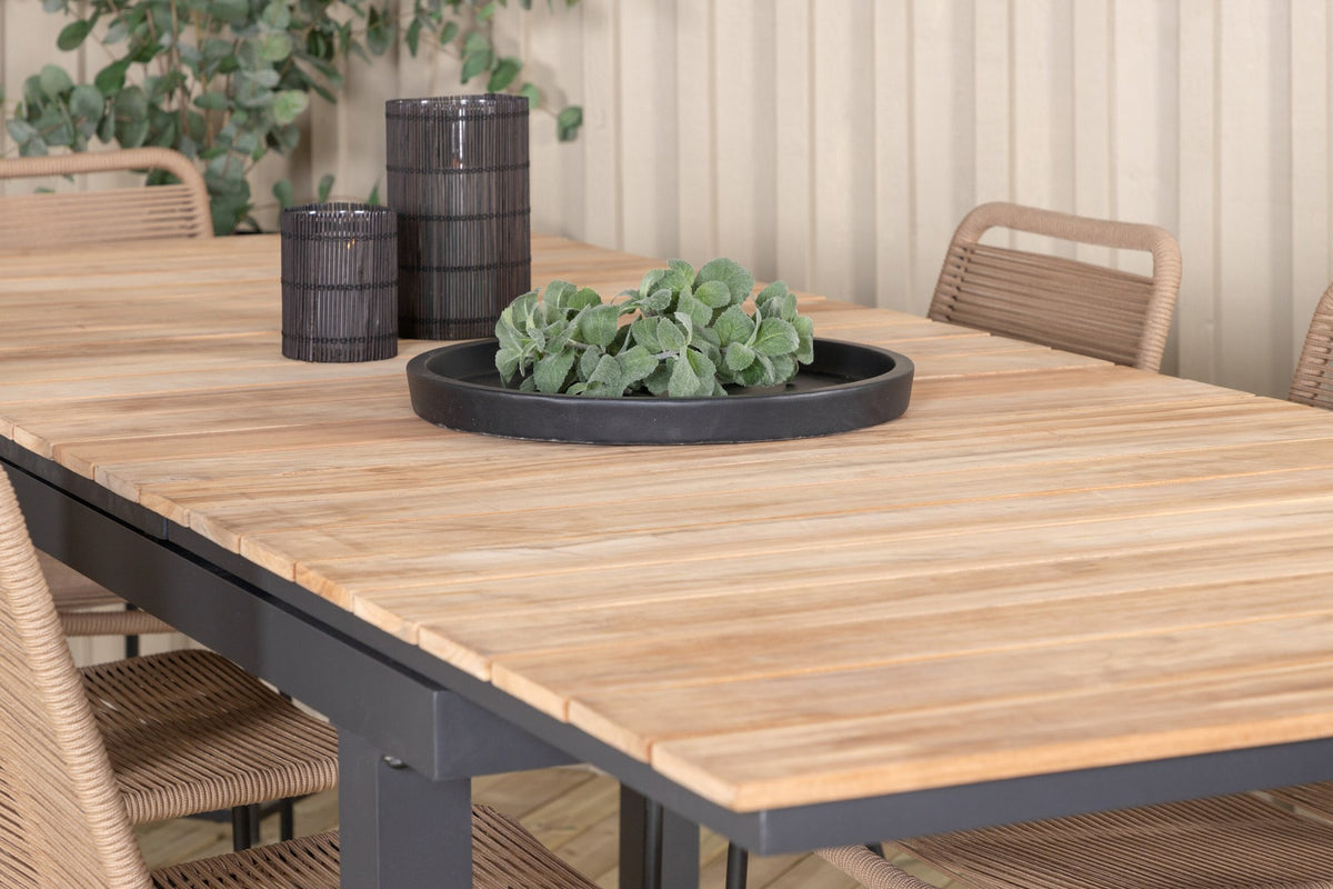 Rechteckiger Esstisch aus Teak und Aluminium in Natur mit zwei Esszimmerstühlen in Braun mit Pulverbeschichtung, Outdoor-Set von Venture Home.