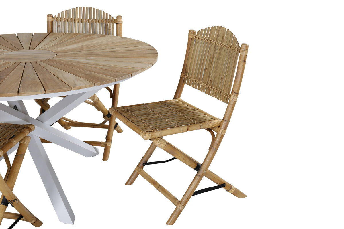 Runder Esstisch ⌀140 aus Teakholz mit Rattanbeinen neben Caféstuhl mit Aluminiumgestell und Bezug aus Baumwolle und Polyester in Naturfarbe.
