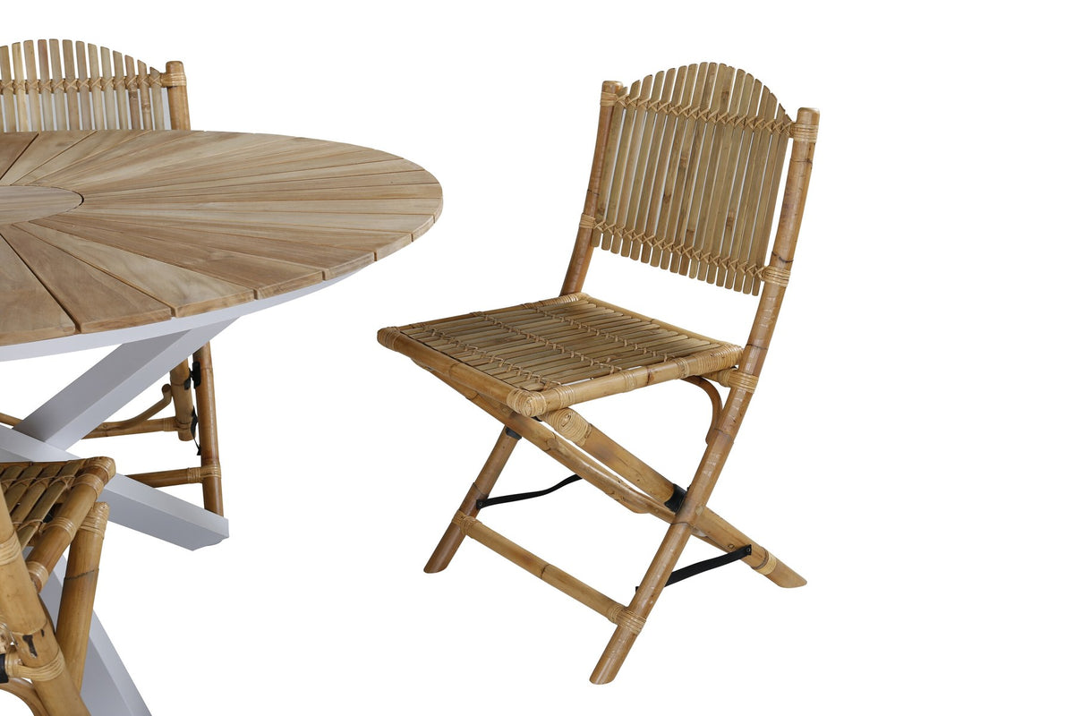 Runder Esstisch ⌀140 aus Teakholz mit Rattanbeinen neben Caféstuhl mit Aluminiumgestell und Bezug aus Baumwolle und Polyester in Naturfarbe.