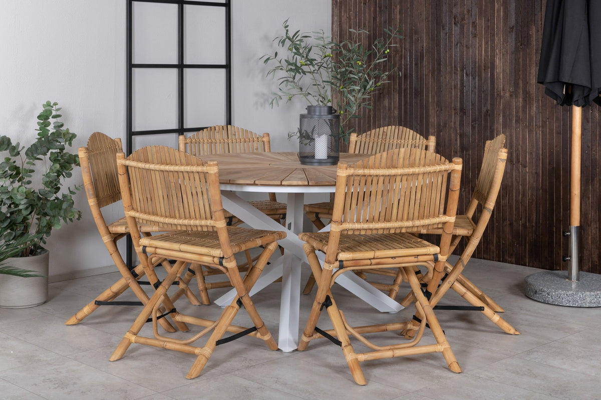 Runder Esstisch ⌀140 aus Teakholz mit Rattanbeinen neben Caféstuhl mit Aluminiumgestell und Bezug aus Baumwolle und Polyester in Naturfarbe.